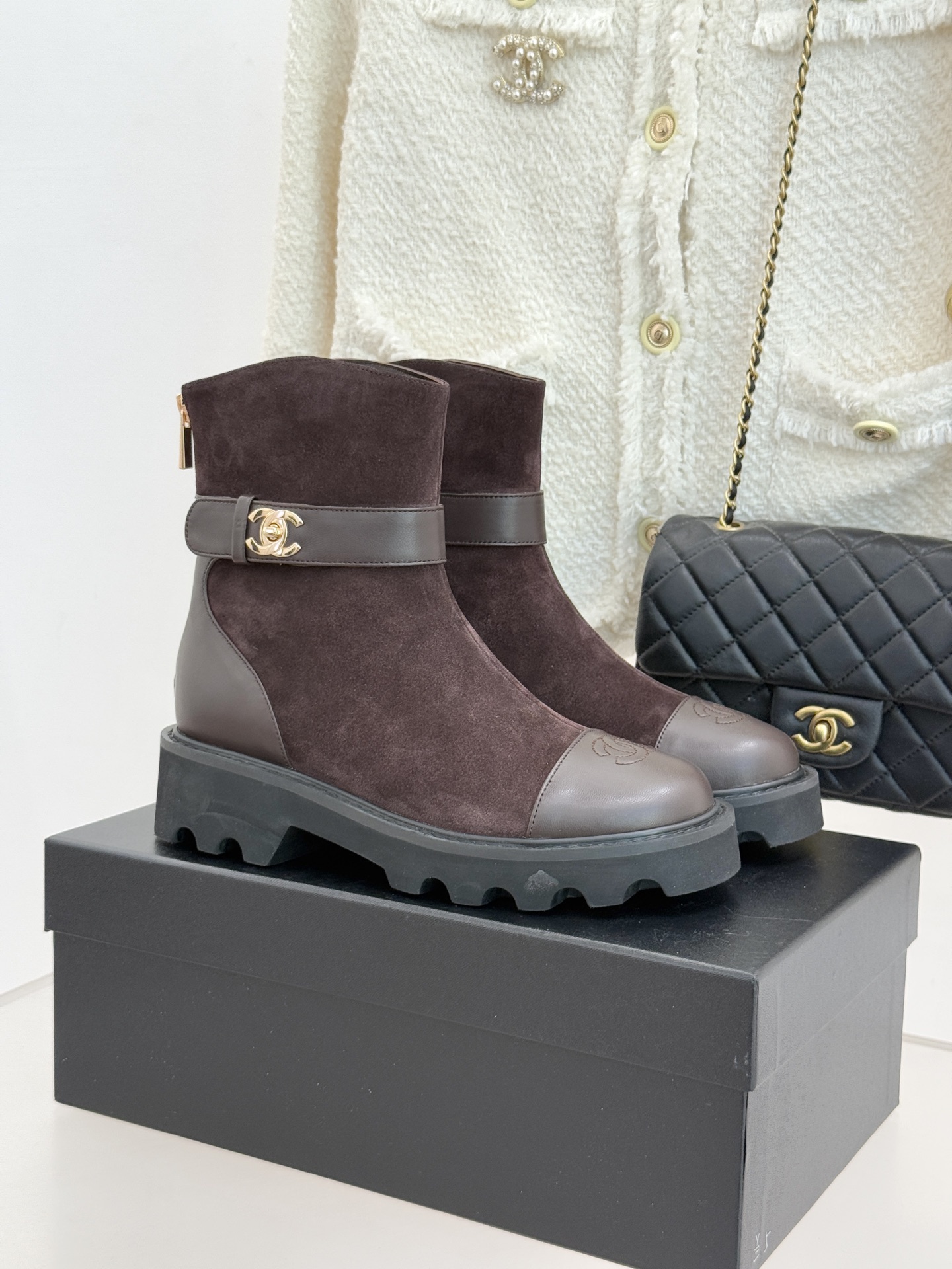 CHANE*｜小香经典拼色厚底短靴当粗粝复古感碰撞高级质感这双短靴便成了跨越时空的时尚注解。皮带式缠绕鞋