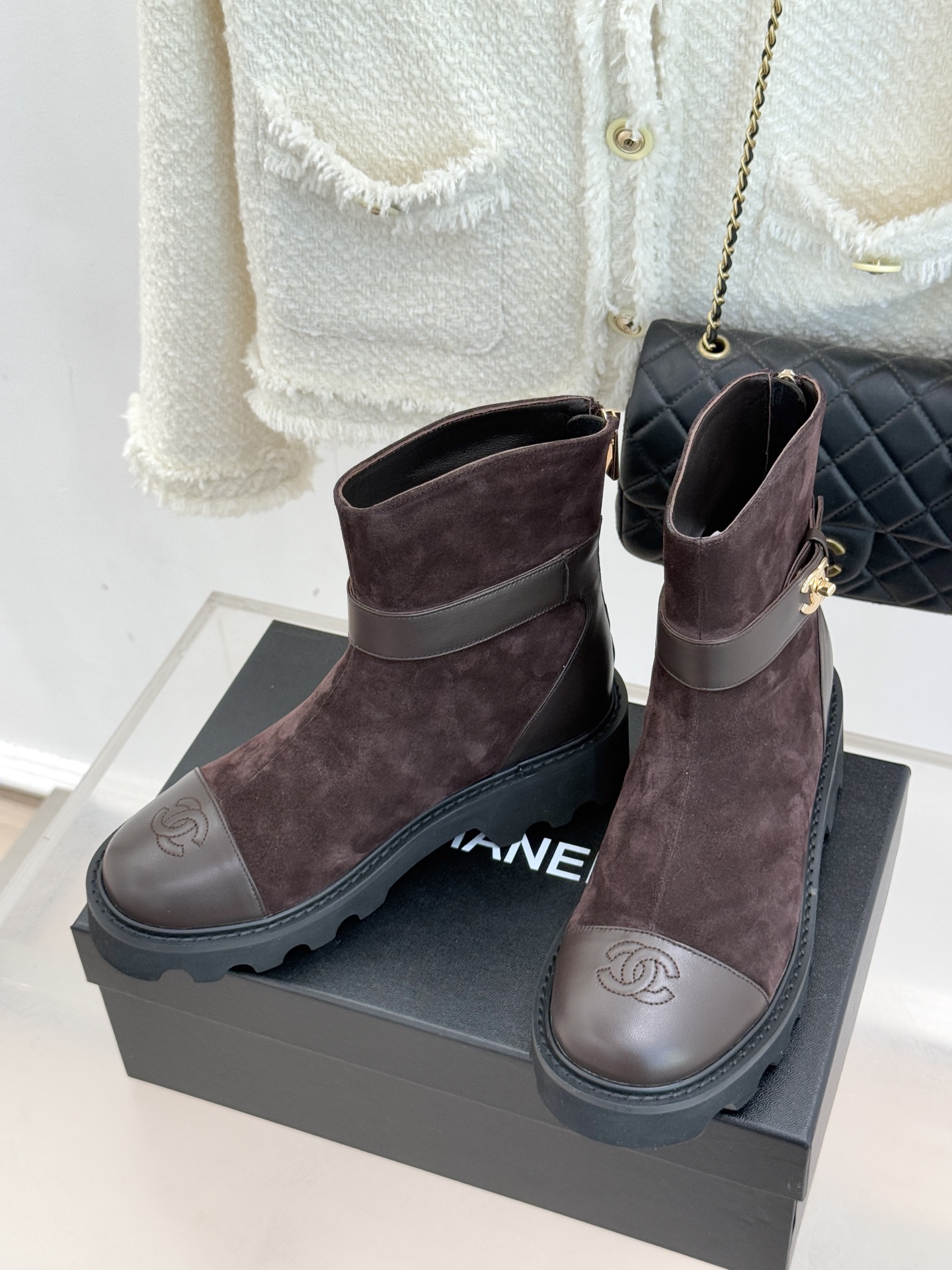 CHANE*｜小香经典拼色厚底短靴当粗粝复古感碰撞高级质感这双短靴便成了跨越时空的时尚注解。皮带式缠绕鞋