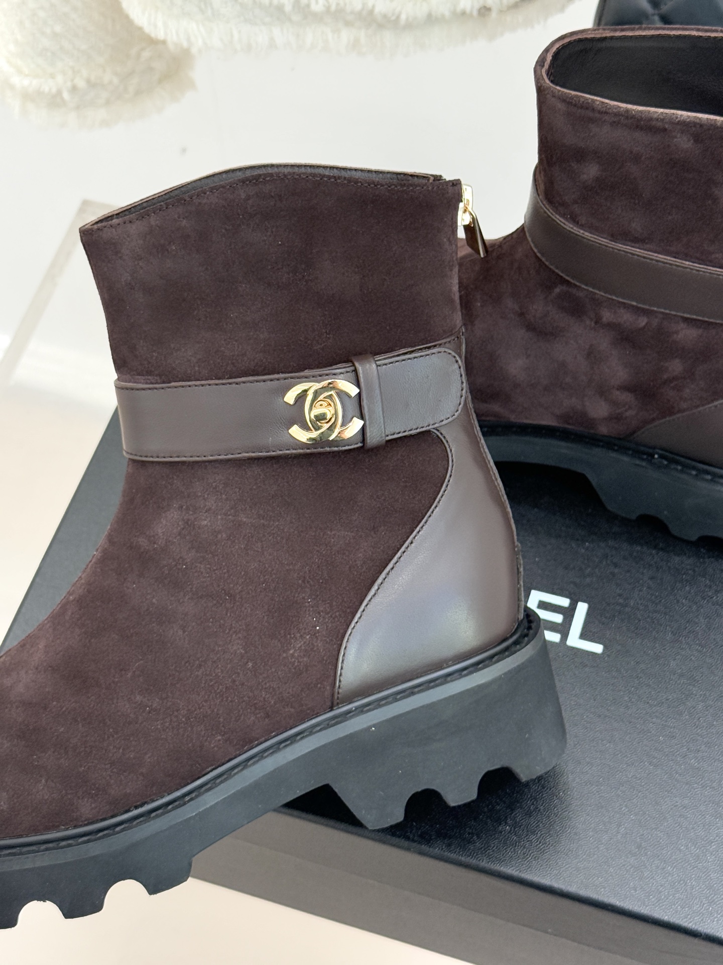 CHANE*｜小香经典拼色厚底短靴当粗粝复古感碰撞高级质感这双短靴便成了跨越时空的时尚注解。皮带式缠绕鞋