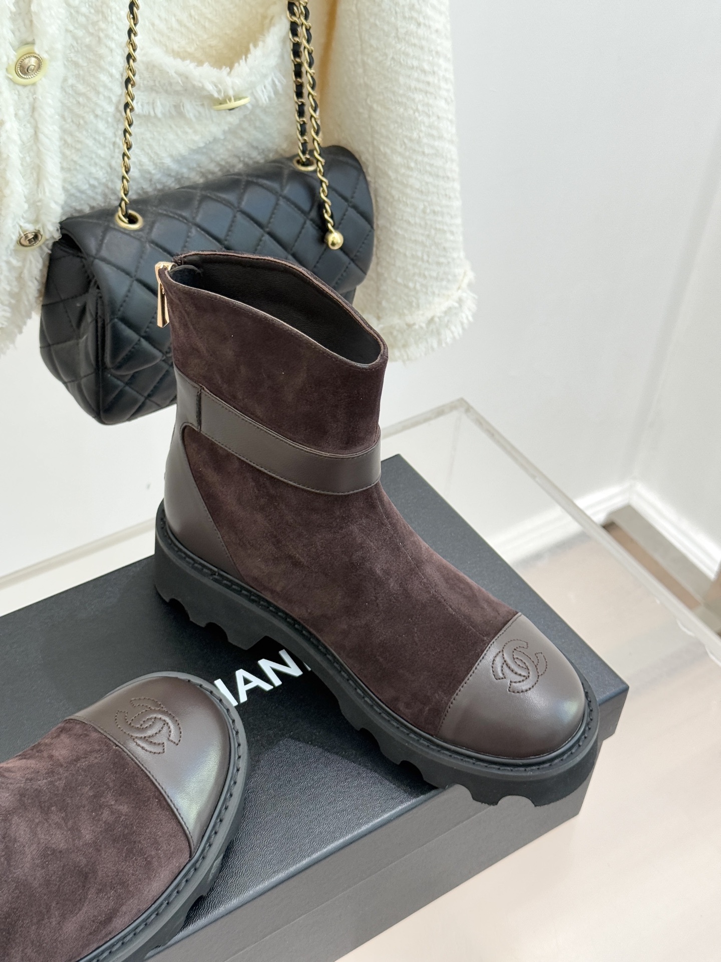 CHANE*｜小香经典拼色厚底短靴当粗粝复古感碰撞高级质感这双短靴便成了跨越时空的时尚注解。皮带式缠绕鞋