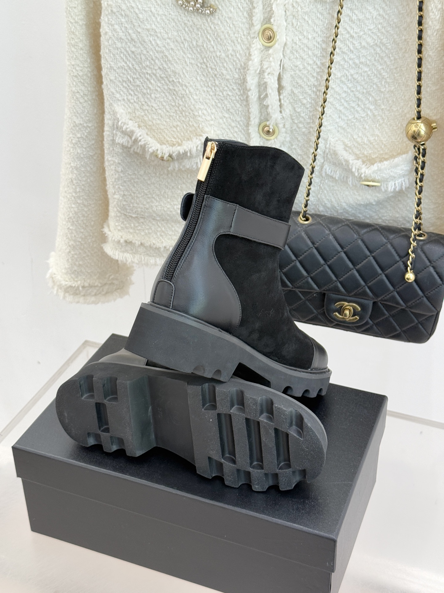 CHANE*｜小香经典拼色厚底短靴当粗粝复古感碰撞高级质感这双短靴便成了跨越时空的时尚注解。皮带式缠绕鞋