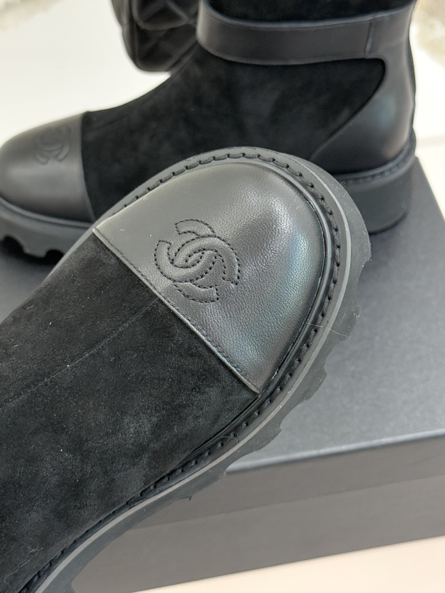 CHANE*｜小香经典拼色厚底短靴当粗粝复古感碰撞高级质感这双短靴便成了跨越时空的时尚注解。皮带式缠绕鞋