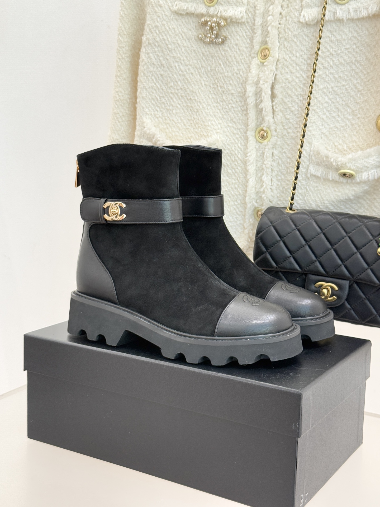 CHANE*｜小香经典拼色厚底短靴当粗粝复古感碰撞高级质感这双短靴便成了跨越时空的时尚注解。皮带式缠绕鞋