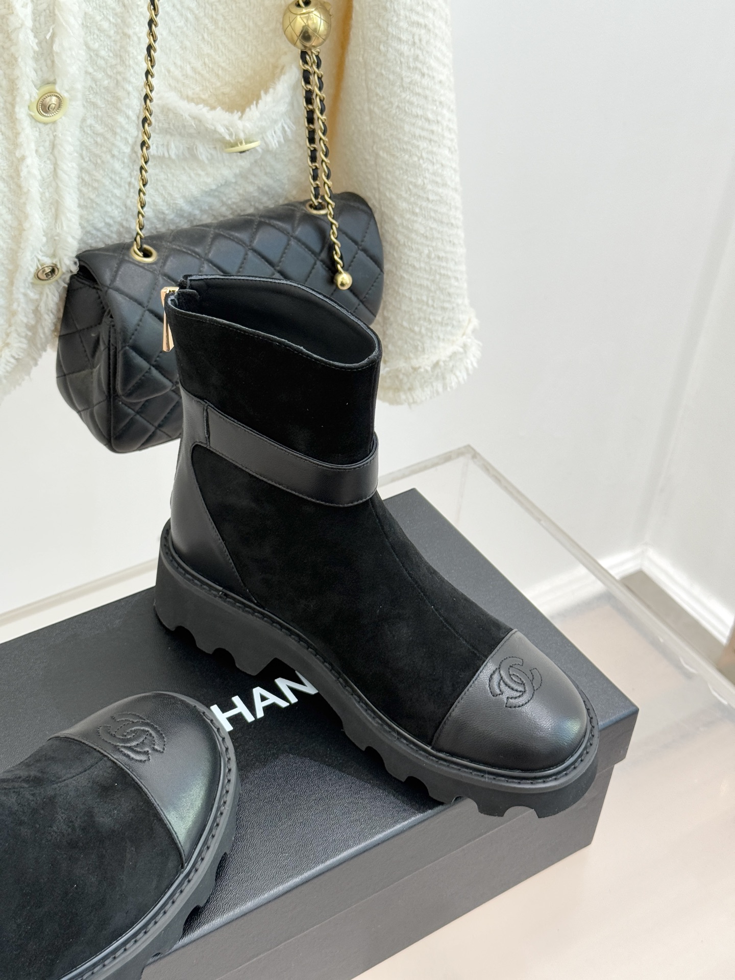 CHANE*｜小香经典拼色厚底短靴当粗粝复古感碰撞高级质感这双短靴便成了跨越时空的时尚注解。皮带式缠绕鞋