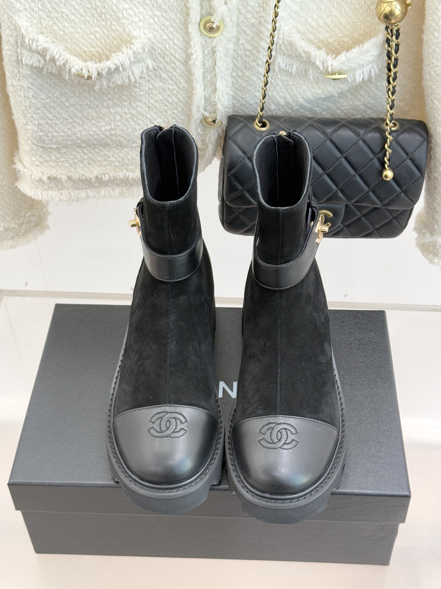 CHANE*｜小香经典拼色厚底短靴当粗粝复古感碰撞高级质感这双短靴便成了跨越时空的时尚注解。皮带式缠绕鞋