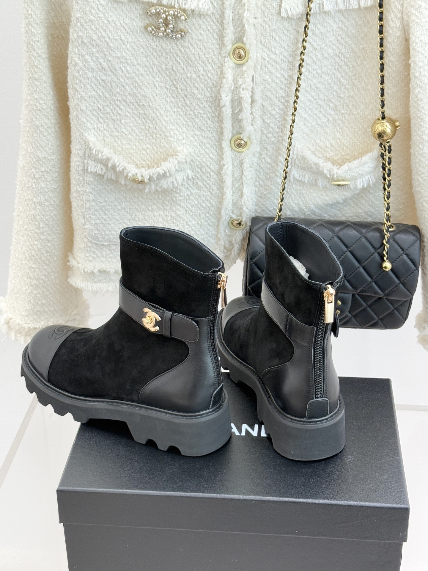 CHANE*｜小香经典拼色厚底短靴当粗粝复古感碰撞高级质感这双短靴便成了跨越时空的时尚注解。皮带式缠绕鞋