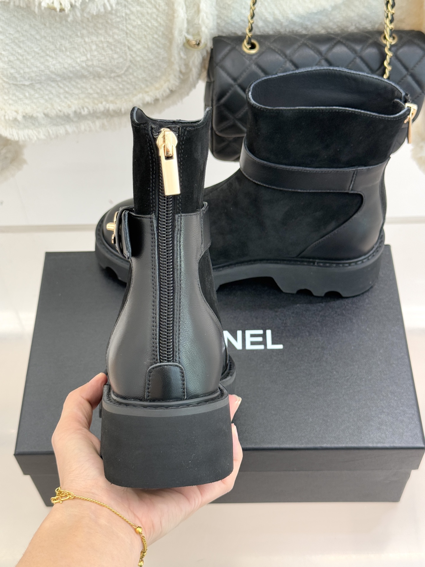 CHANE*｜小香经典拼色厚底短靴当粗粝复古感碰撞高级质感这双短靴便成了跨越时空的时尚注解。皮带式缠绕鞋