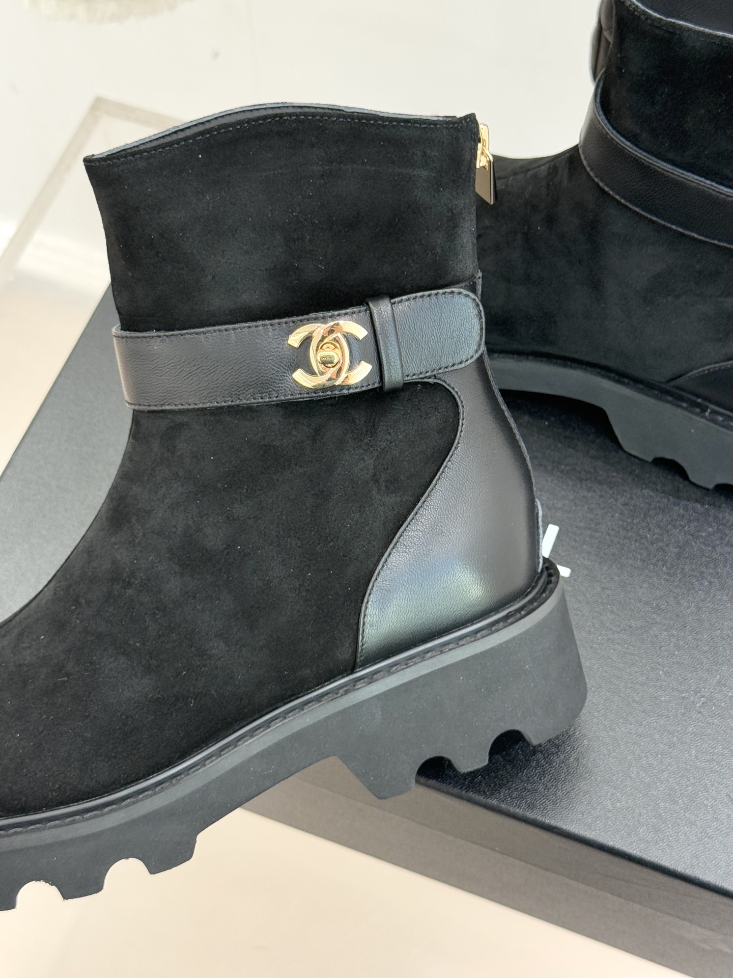 CHANE*｜小香经典拼色厚底短靴当粗粝复古感碰撞高级质感这双短靴便成了跨越时空的时尚注解。皮带式缠绕鞋