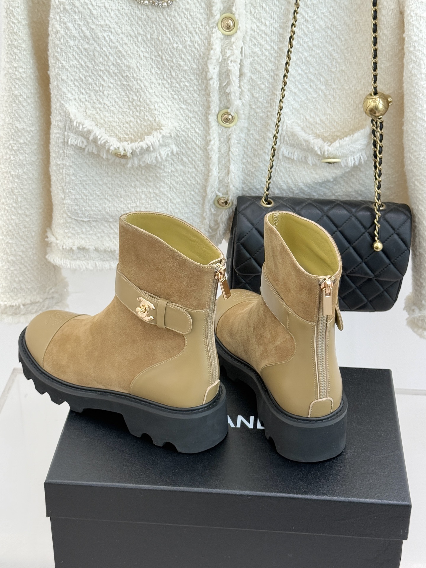 CHANE*｜小香经典拼色厚底短靴当粗粝复古感碰撞高级质感这双短靴便成了跨越时空的时尚注解。皮带式缠绕鞋