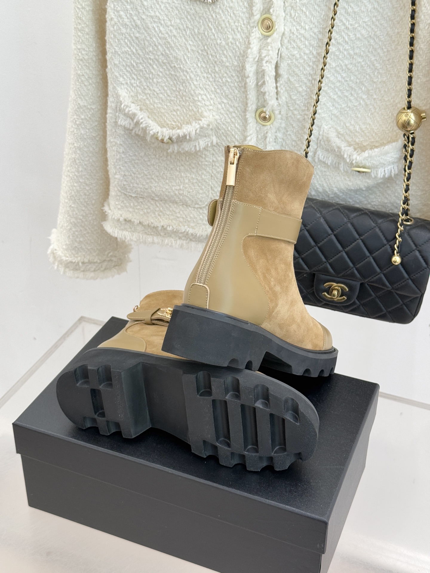 CHANE*｜小香经典拼色厚底短靴当粗粝复古感碰撞高级质感这双短靴便成了跨越时空的时尚注解。皮带式缠绕鞋