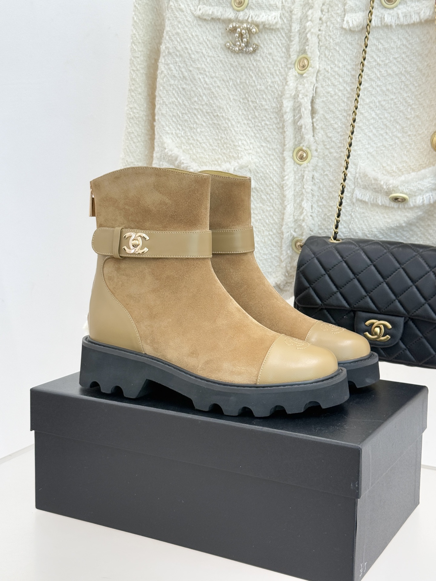 CHANE*｜小香经典拼色厚底短靴当粗粝复古感碰撞高级质感这双短靴便成了跨越时空的时尚注解。皮带式缠绕鞋