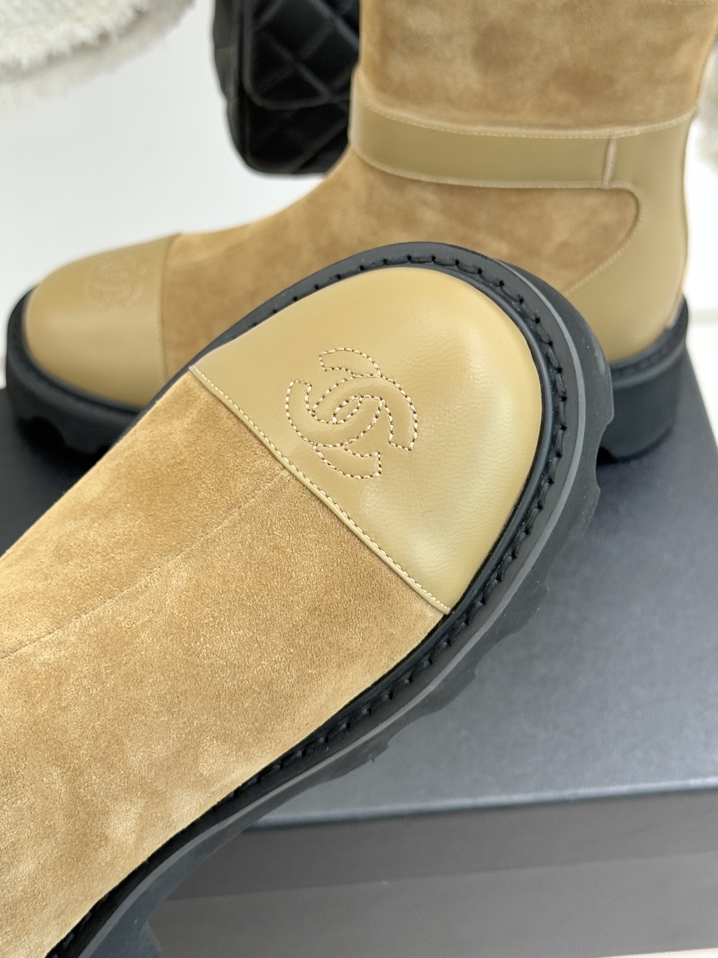 CHANE*｜小香经典拼色厚底短靴当粗粝复古感碰撞高级质感这双短靴便成了跨越时空的时尚注解。皮带式缠绕鞋