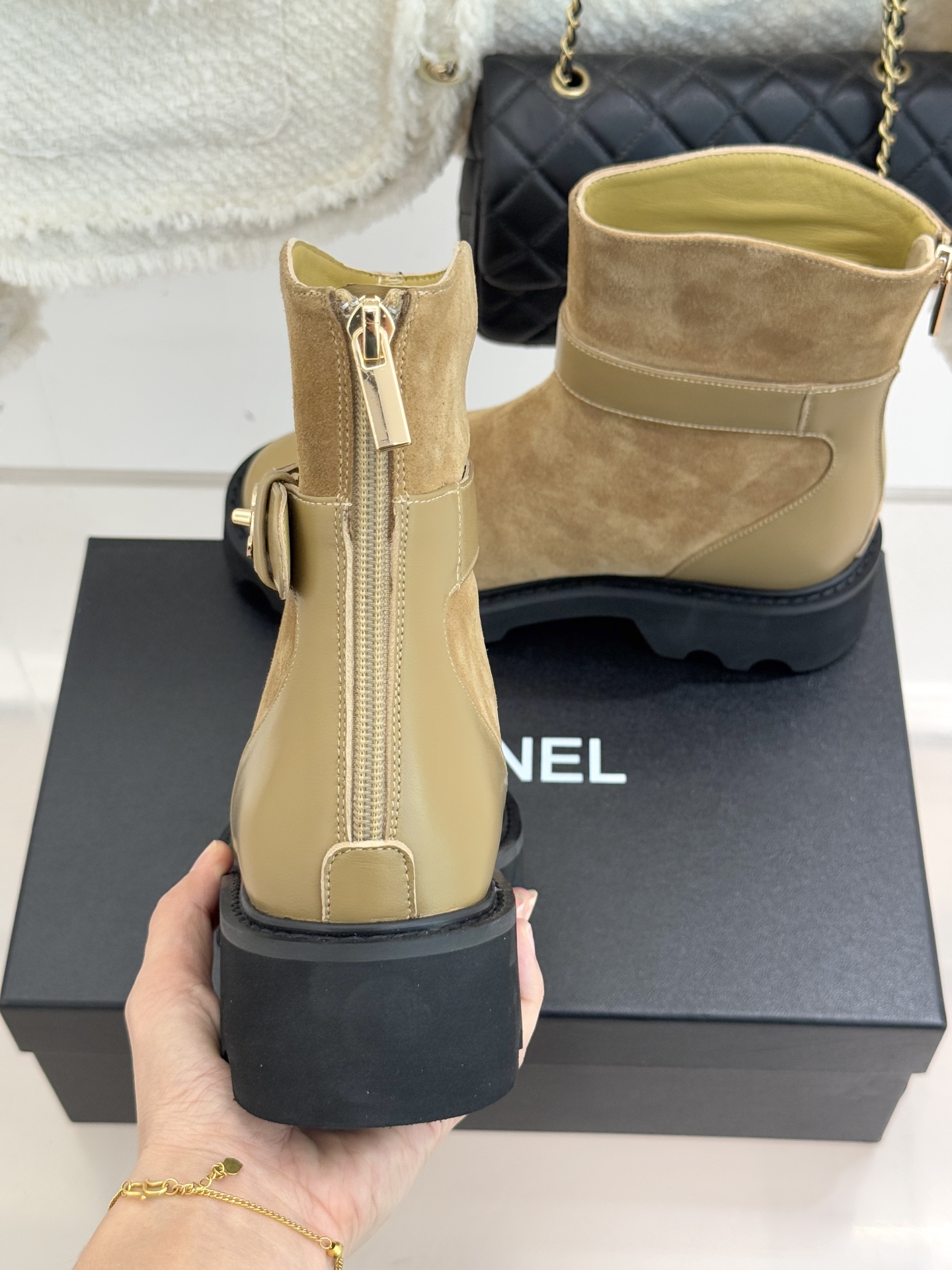 CHANE*｜小香经典拼色厚底短靴当粗粝复古感碰撞高级质感这双短靴便成了跨越时空的时尚注解。皮带式缠绕鞋