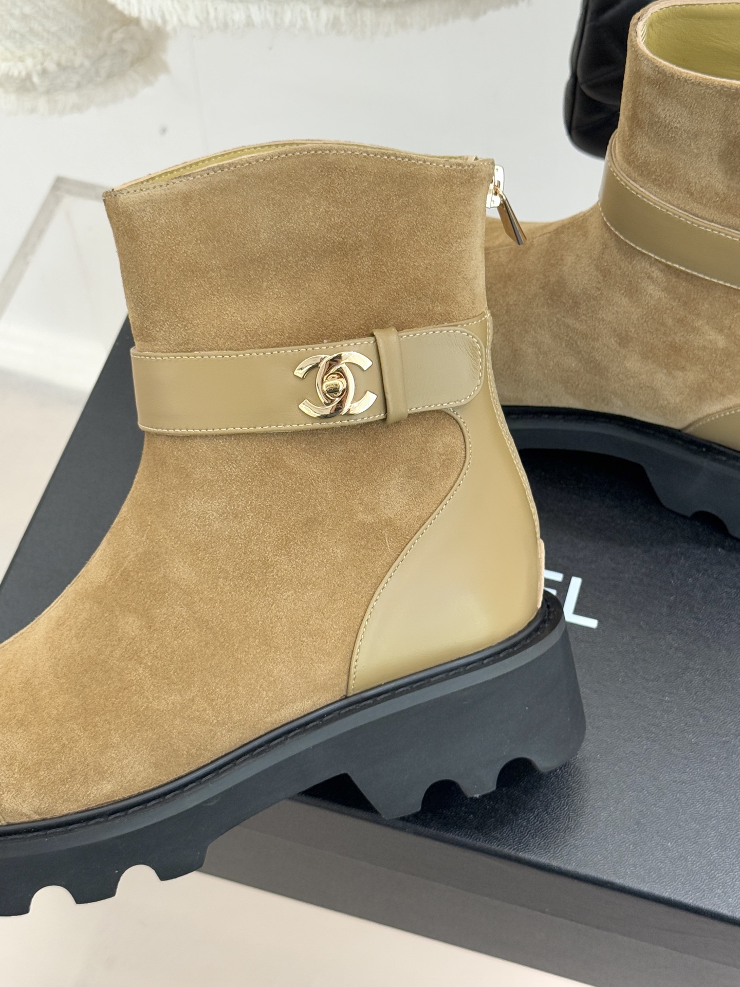 CHANE*｜小香经典拼色厚底短靴当粗粝复古感碰撞高级质感这双短靴便成了跨越时空的时尚注解。皮带式缠绕鞋