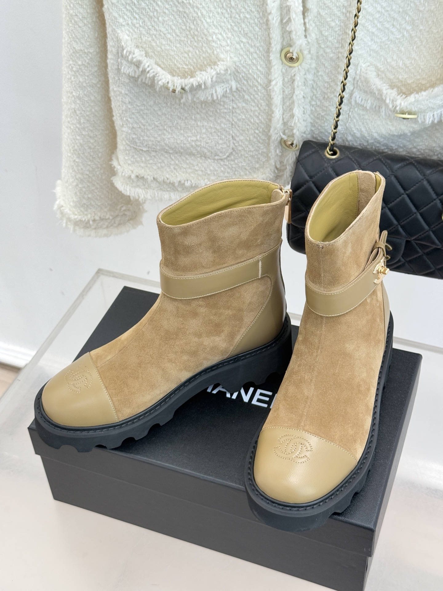 CHANE*｜小香经典拼色厚底短靴当粗粝复古感碰撞高级质感这双短靴便成了跨越时空的时尚注解。皮带式缠绕鞋