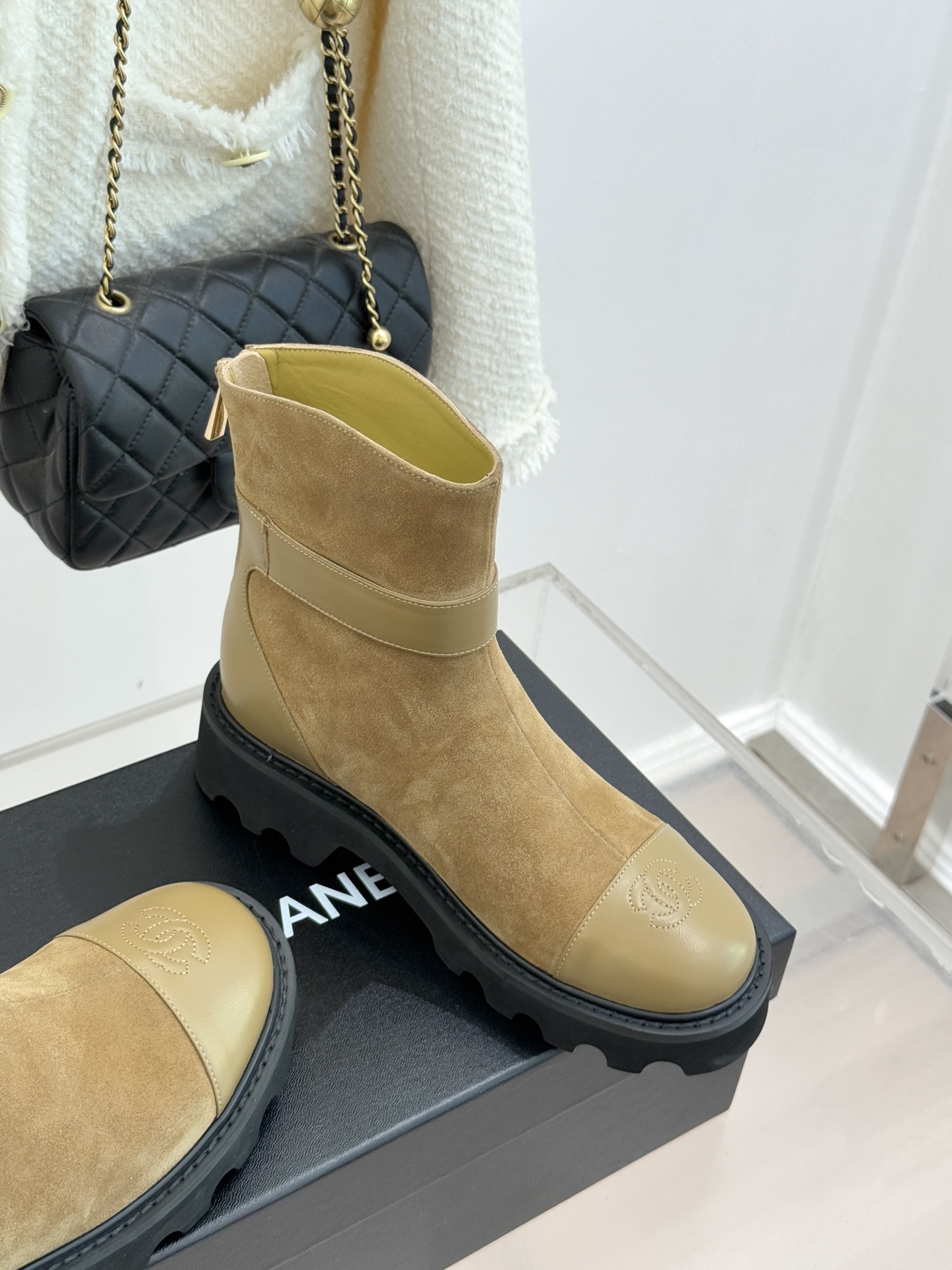 CHANE*｜小香经典拼色厚底短靴当粗粝复古感碰撞高级质感这双短靴便成了跨越时空的时尚注解。皮带式缠绕鞋