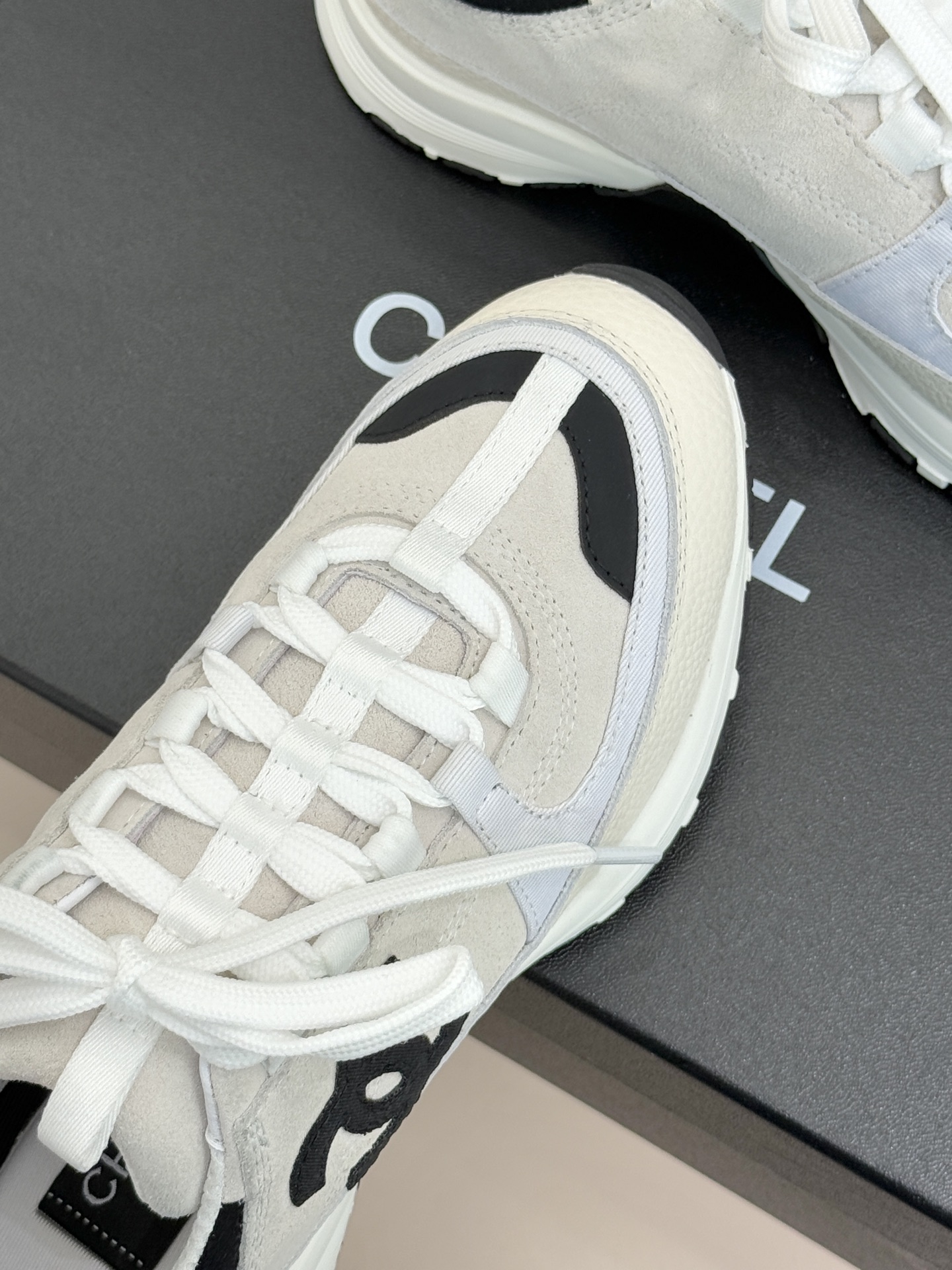 CHANE* ｜小香25A新品运动鞋时尚圈又双叒被香奈儿拿捏住了！就成了各路时髦精的心头好标志性的双C标