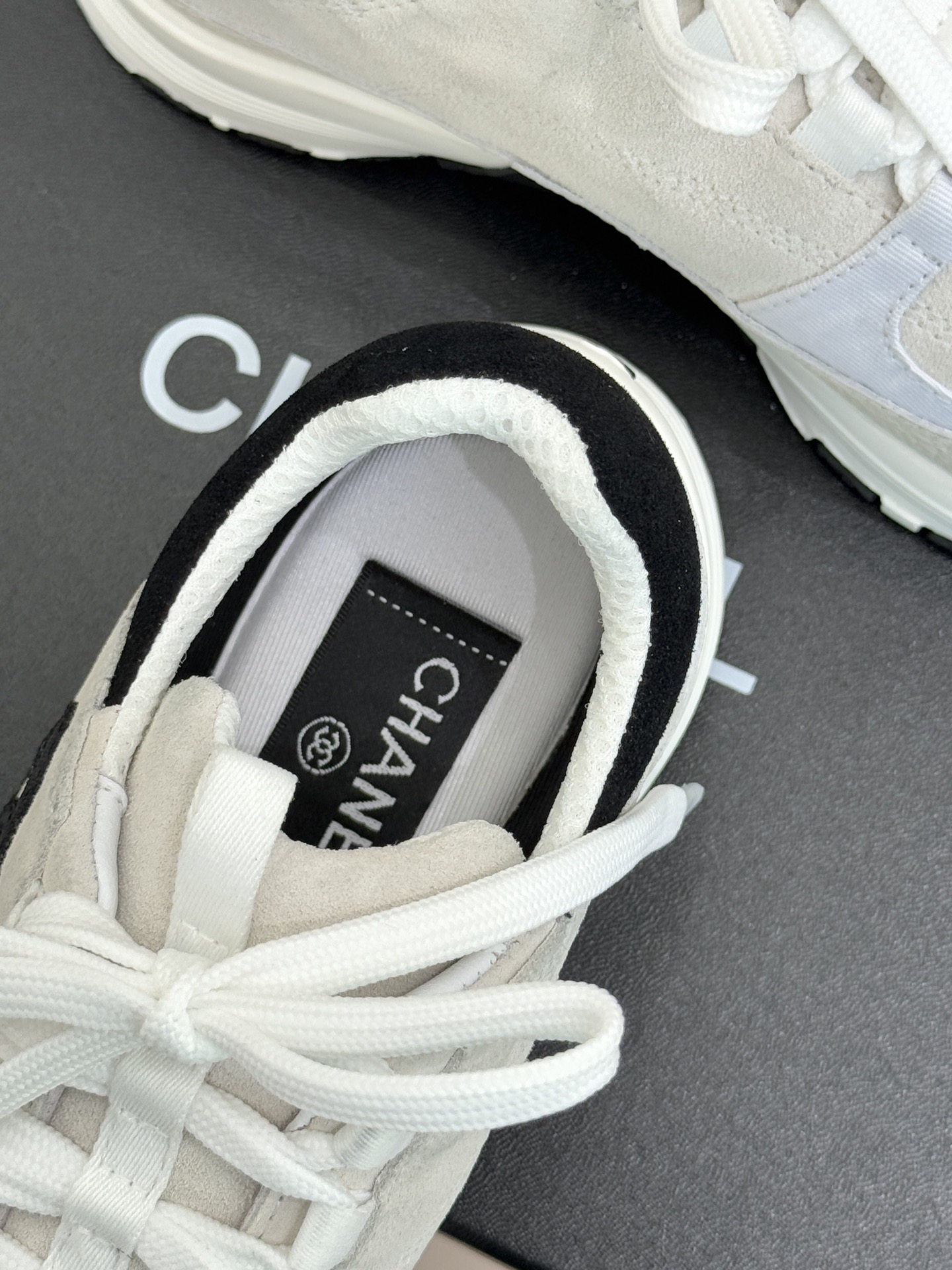 CHANE* ｜小香25A新品运动鞋时尚圈又双叒被香奈儿拿捏住了！就成了各路时髦精的心头好标志性的双C标