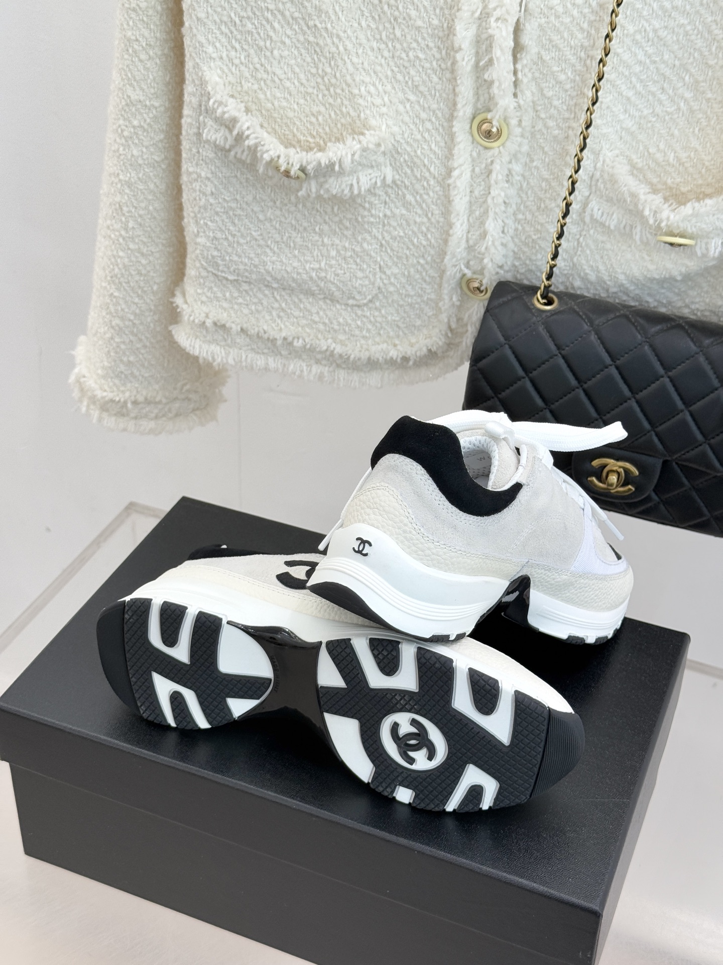 CHANE* ｜小香25A新品运动鞋时尚圈又双叒被香奈儿拿捏住了！就成了各路时髦精的心头好标志性的双C标