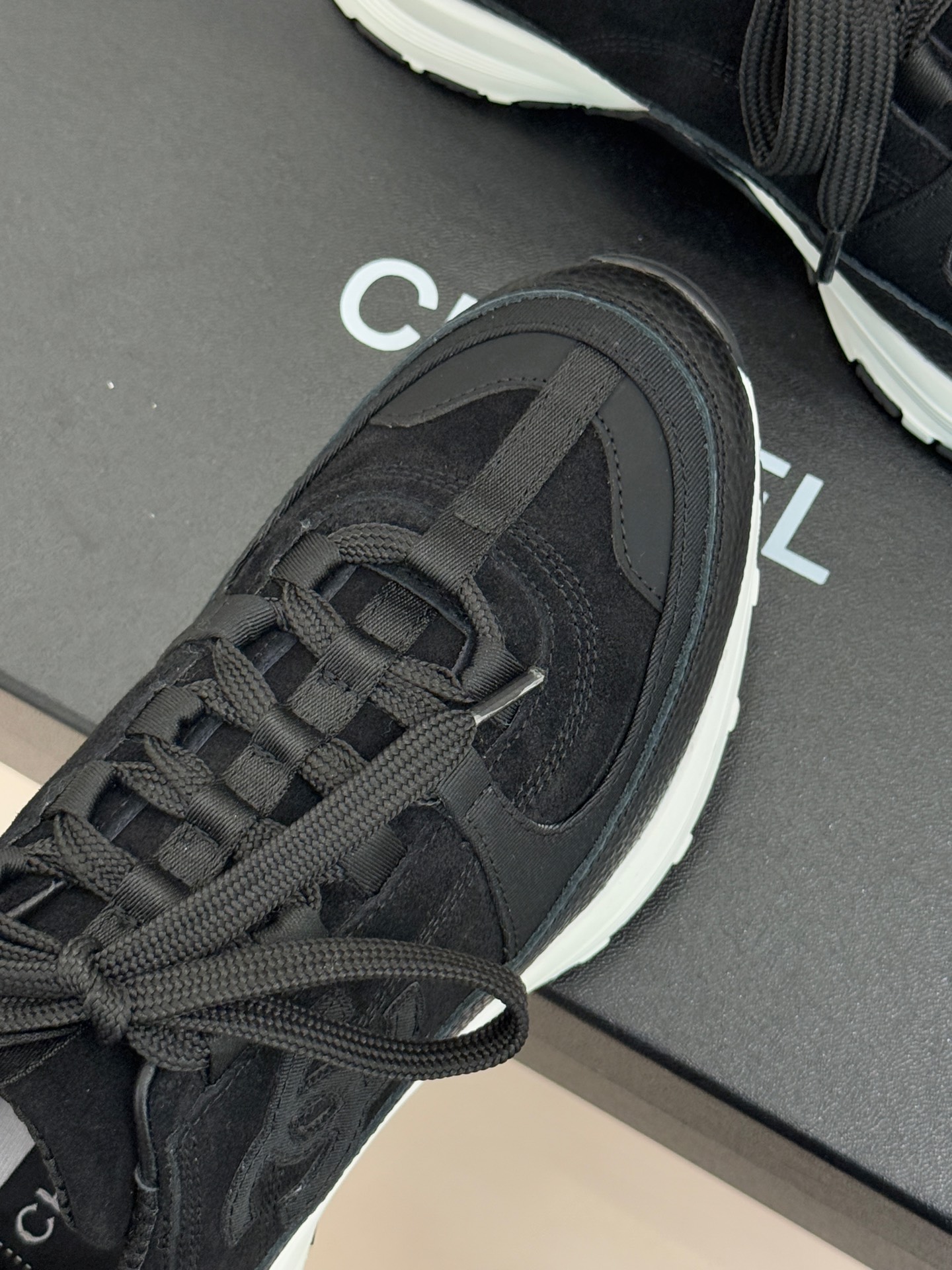 CHANE* ｜小香25A新品运动鞋时尚圈又双叒被香奈儿拿捏住了！就成了各路时髦精的心头好标志性的双C标