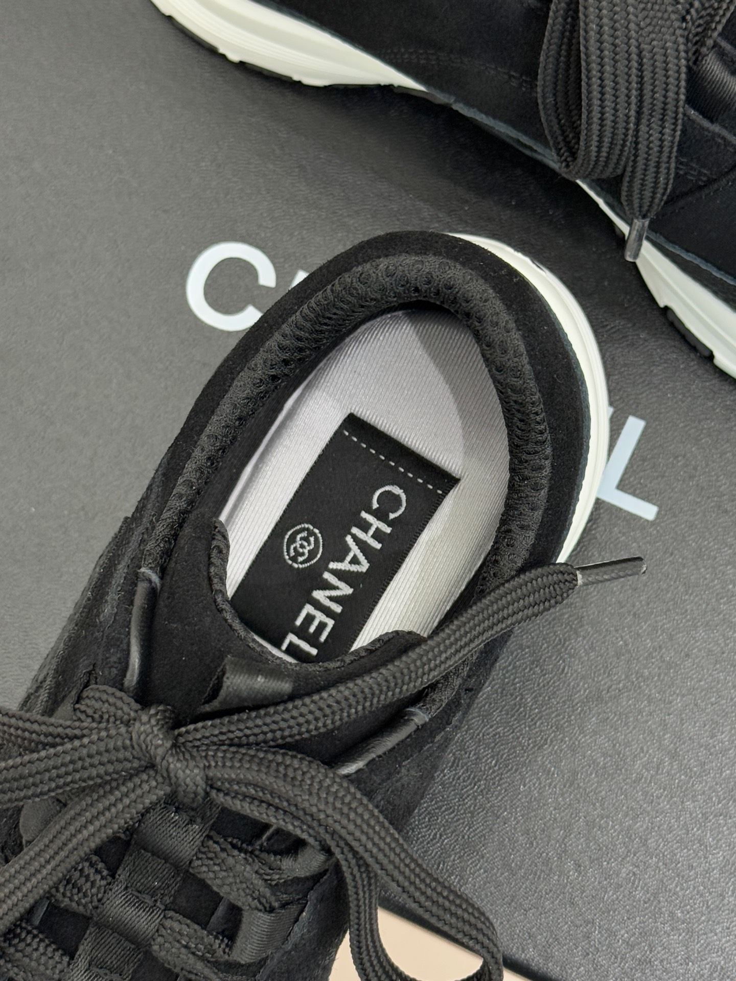 CHANE* ｜小香25A新品运动鞋时尚圈又双叒被香奈儿拿捏住了！就成了各路时髦精的心头好标志性的双C标