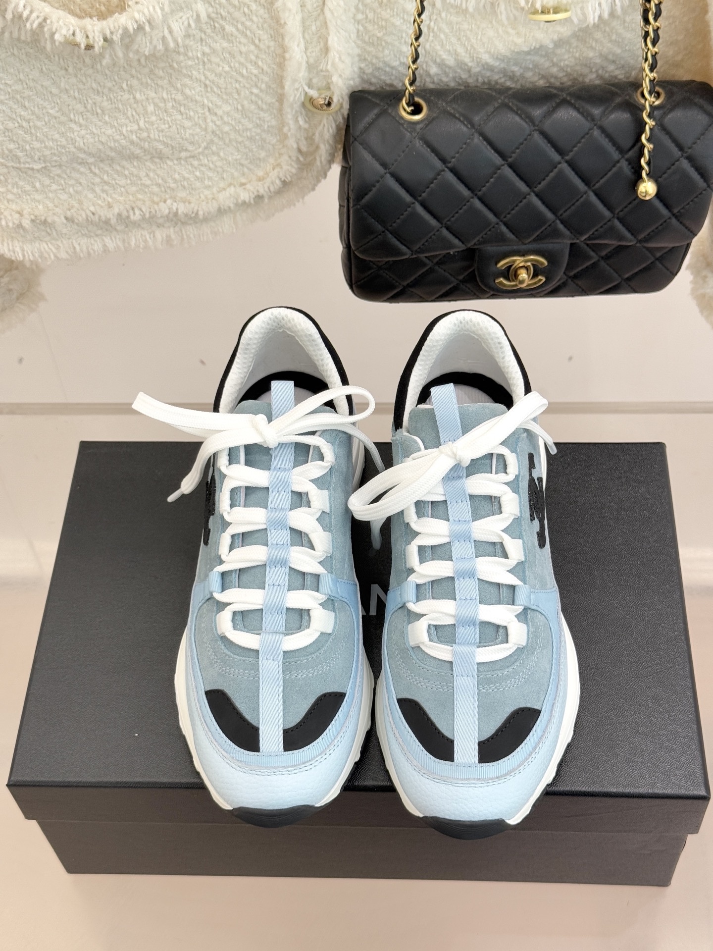 CHANE* ｜小香25A新品运动鞋时尚圈又双叒被香奈儿拿捏住了！就成了各路时髦精的心头好标志性的双C标