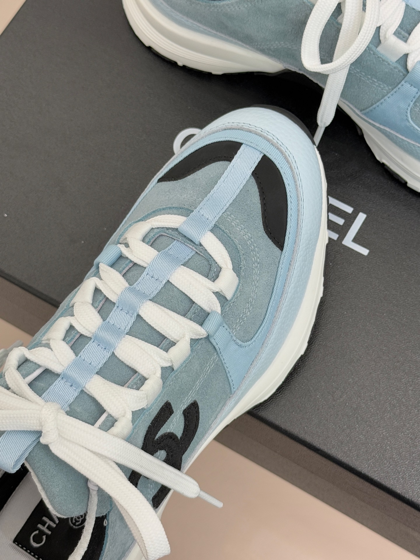 CHANE* ｜小香25A新品运动鞋时尚圈又双叒被香奈儿拿捏住了！就成了各路时髦精的心头好标志性的双C标