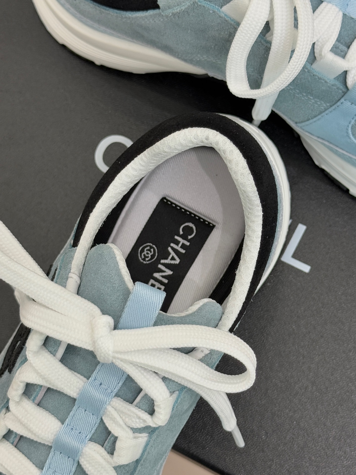 CHANE* ｜小香25A新品运动鞋时尚圈又双叒被香奈儿拿捏住了！就成了各路时髦精的心头好标志性的双C标