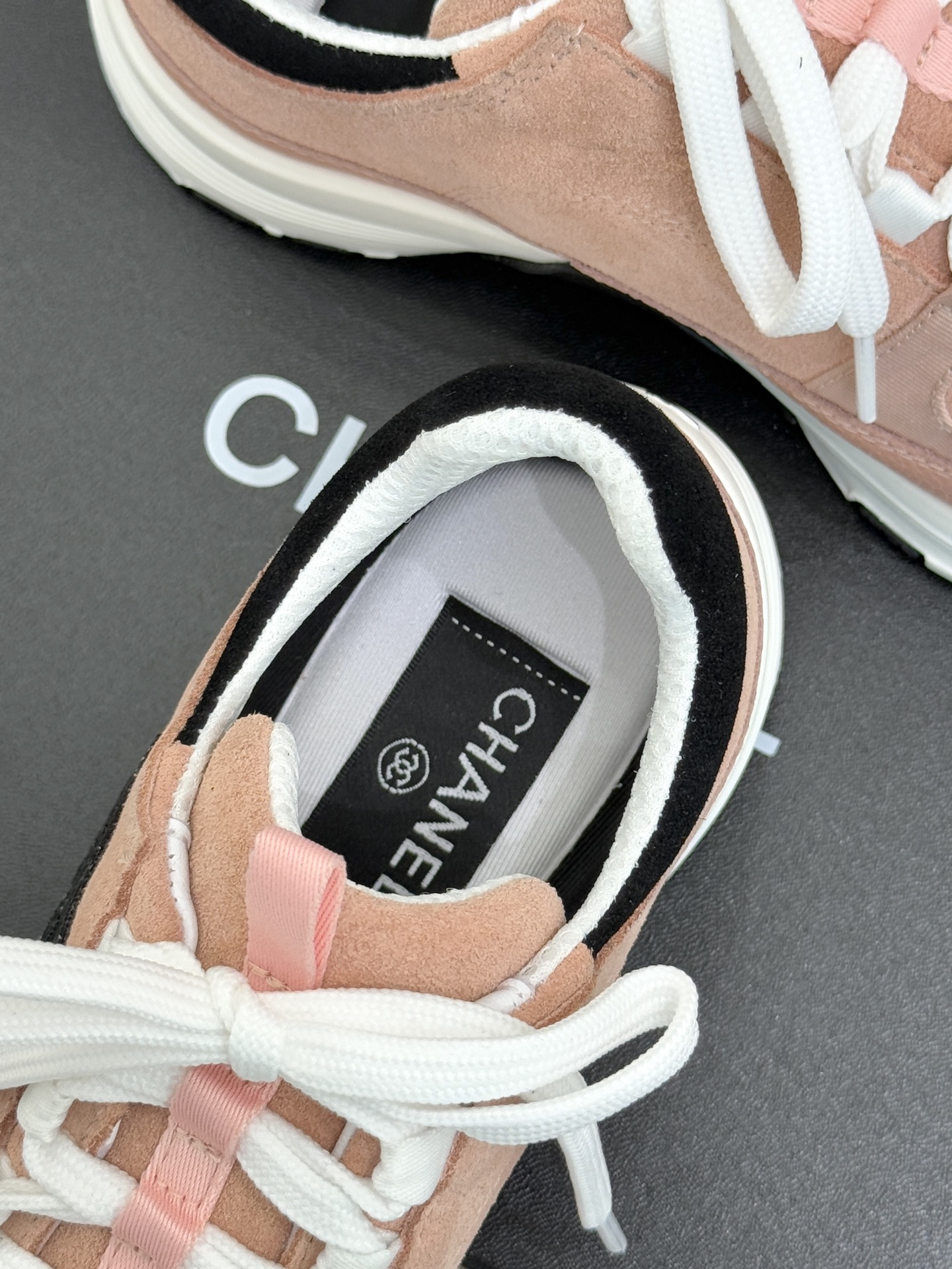 CHANE* ｜小香25A新品运动鞋时尚圈又双叒被香奈儿拿捏住了！就成了各路时髦精的心头好标志性的双C标