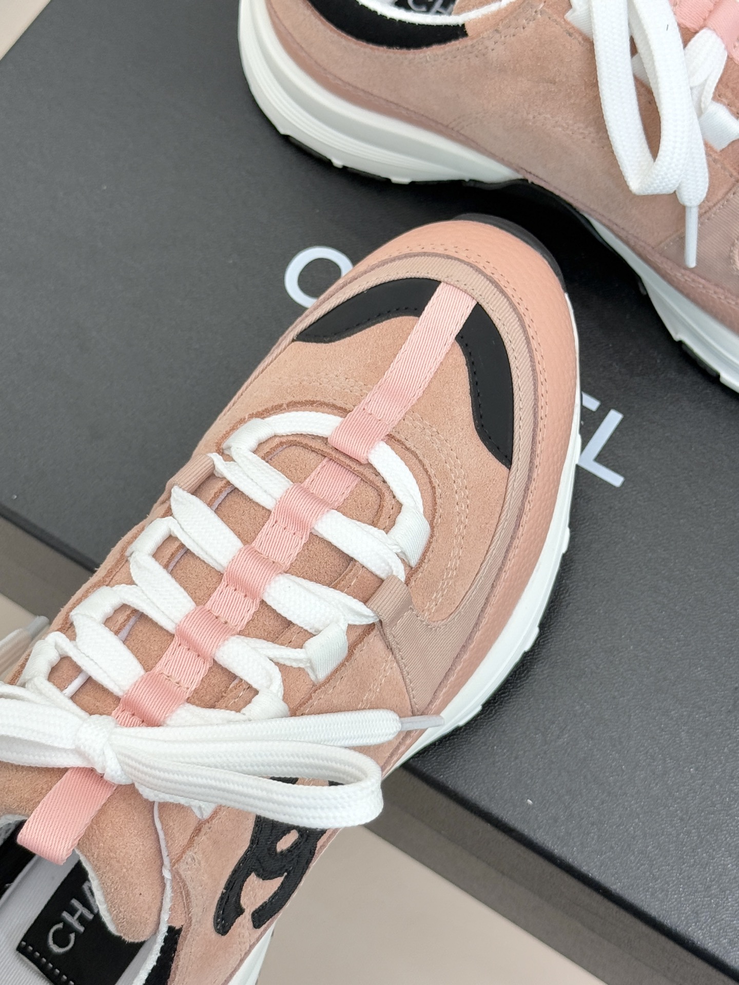 CHANE* ｜小香25A新品运动鞋时尚圈又双叒被香奈儿拿捏住了！就成了各路时髦精的心头好标志性的双C标