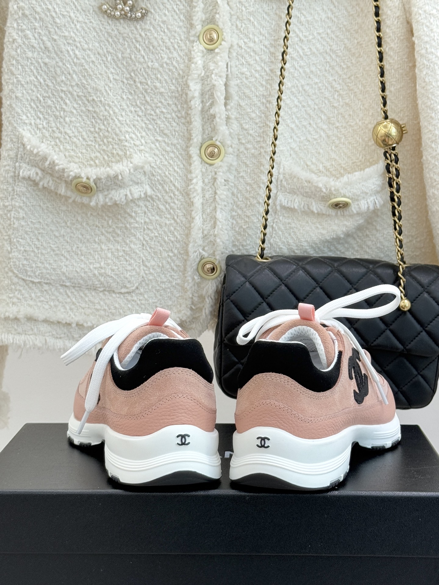 CHANE* ｜小香25A新品运动鞋时尚圈又双叒被香奈儿拿捏住了！就成了各路时髦精的心头好标志性的双C标