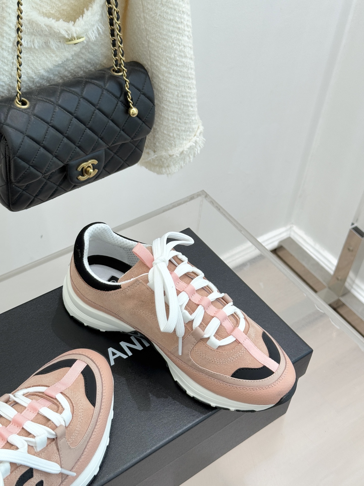 CHANE* ｜小香25A新品运动鞋时尚圈又双叒被香奈儿拿捏住了！就成了各路时髦精的心头好标志性的双C标