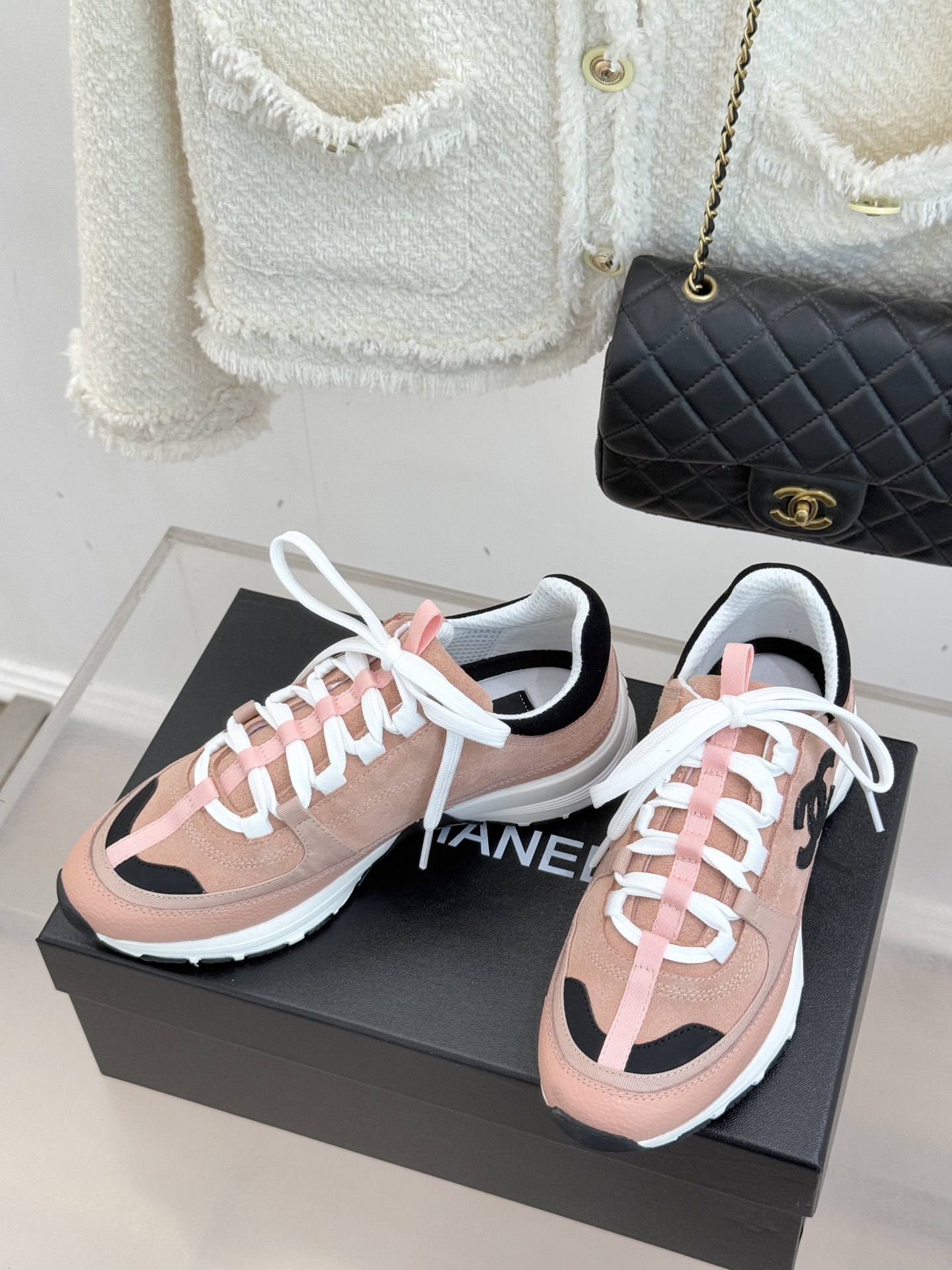 CHANE* ｜小香25A新品运动鞋时尚圈又双叒被香奈儿拿捏住了！就成了各路时髦精的心头好标志性的双C标