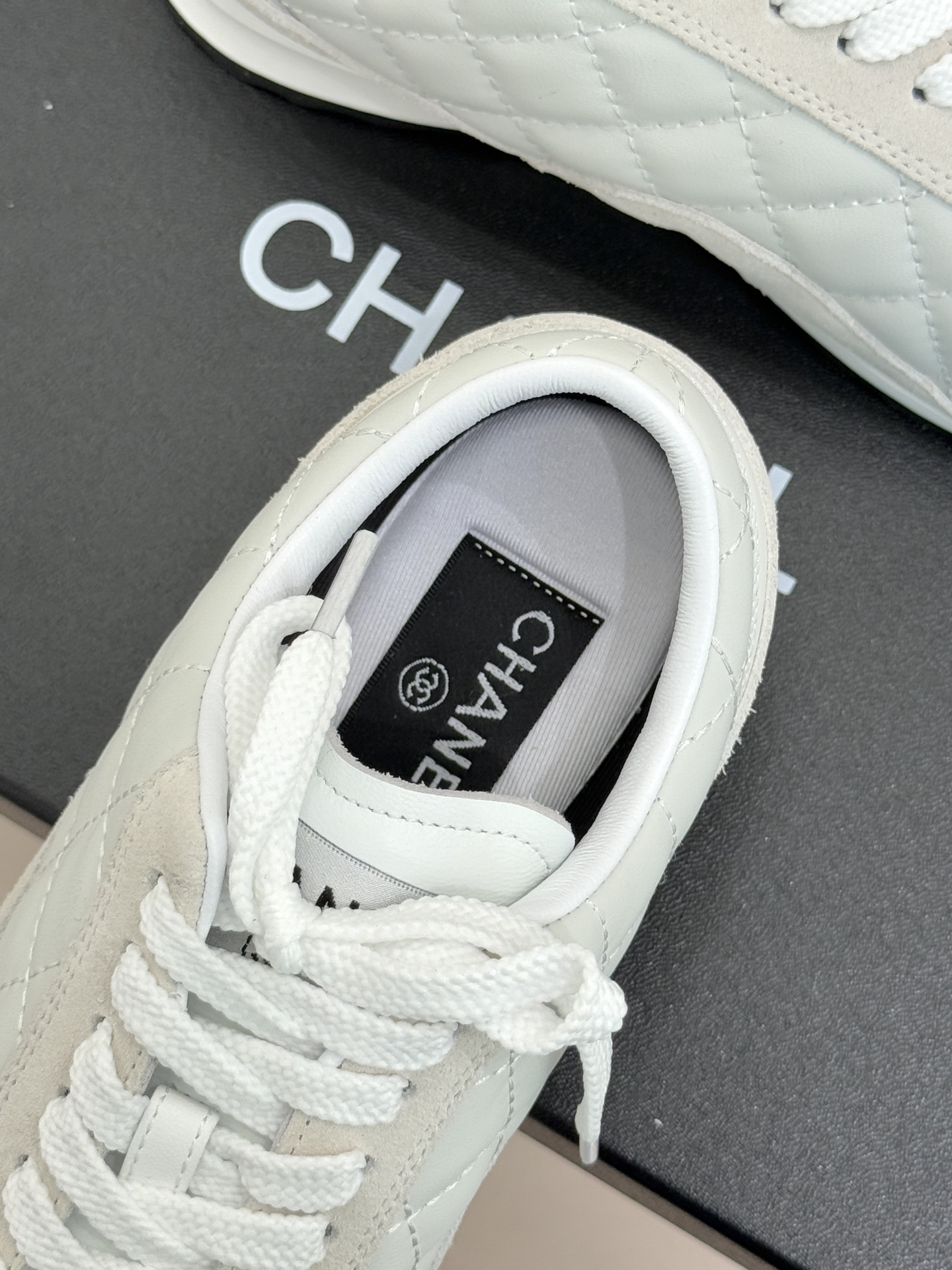 CHANE*｜小香26C新品双C菱格休闲运动鞋这双运动鞋是 26C早春的神作！标志性菱格纹赋予鞋面立体层