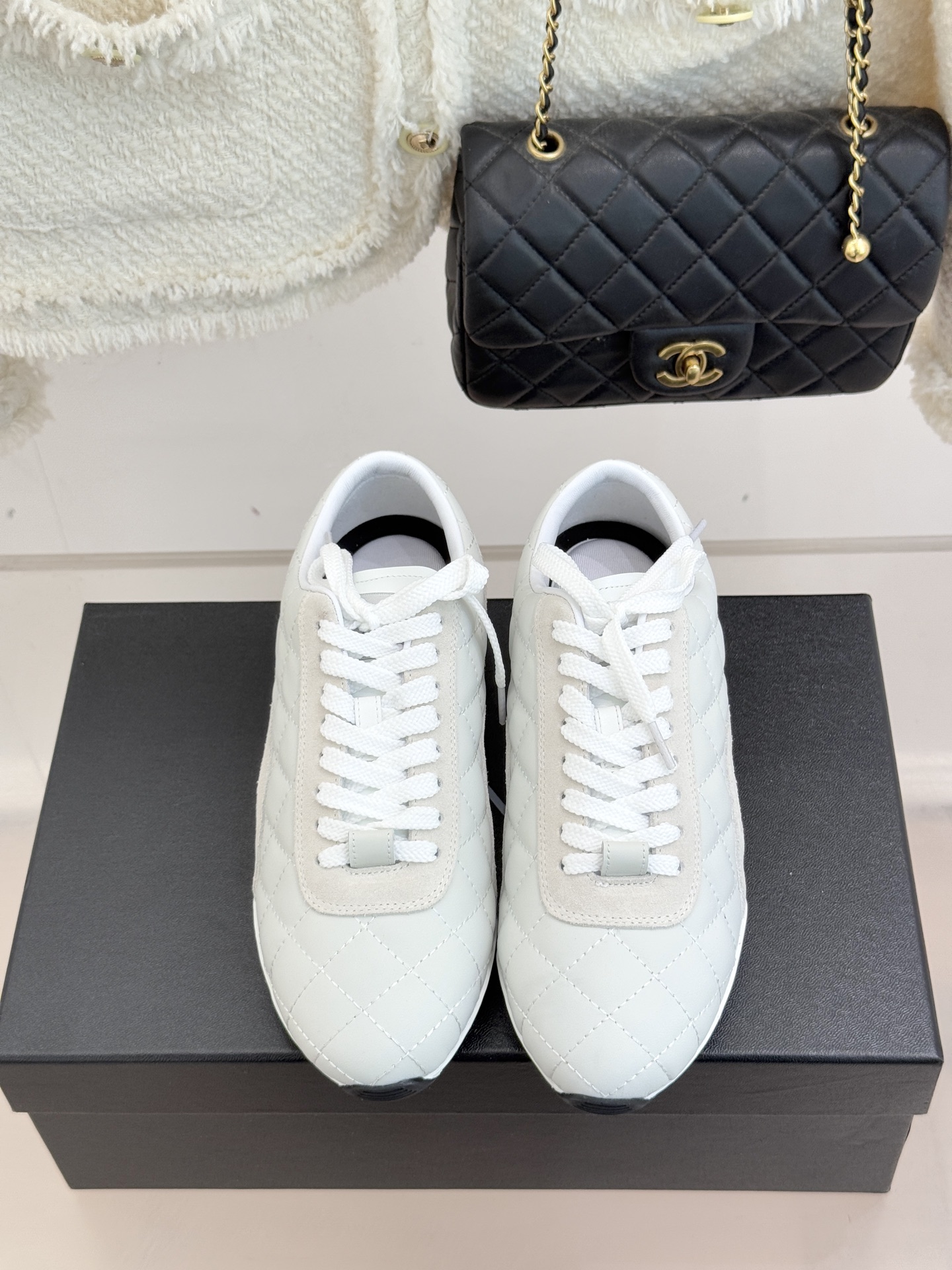 CHANE*｜小香26C新品双C菱格休闲运动鞋这双运动鞋是 26C早春的神作！标志性菱格纹赋予鞋面立体层