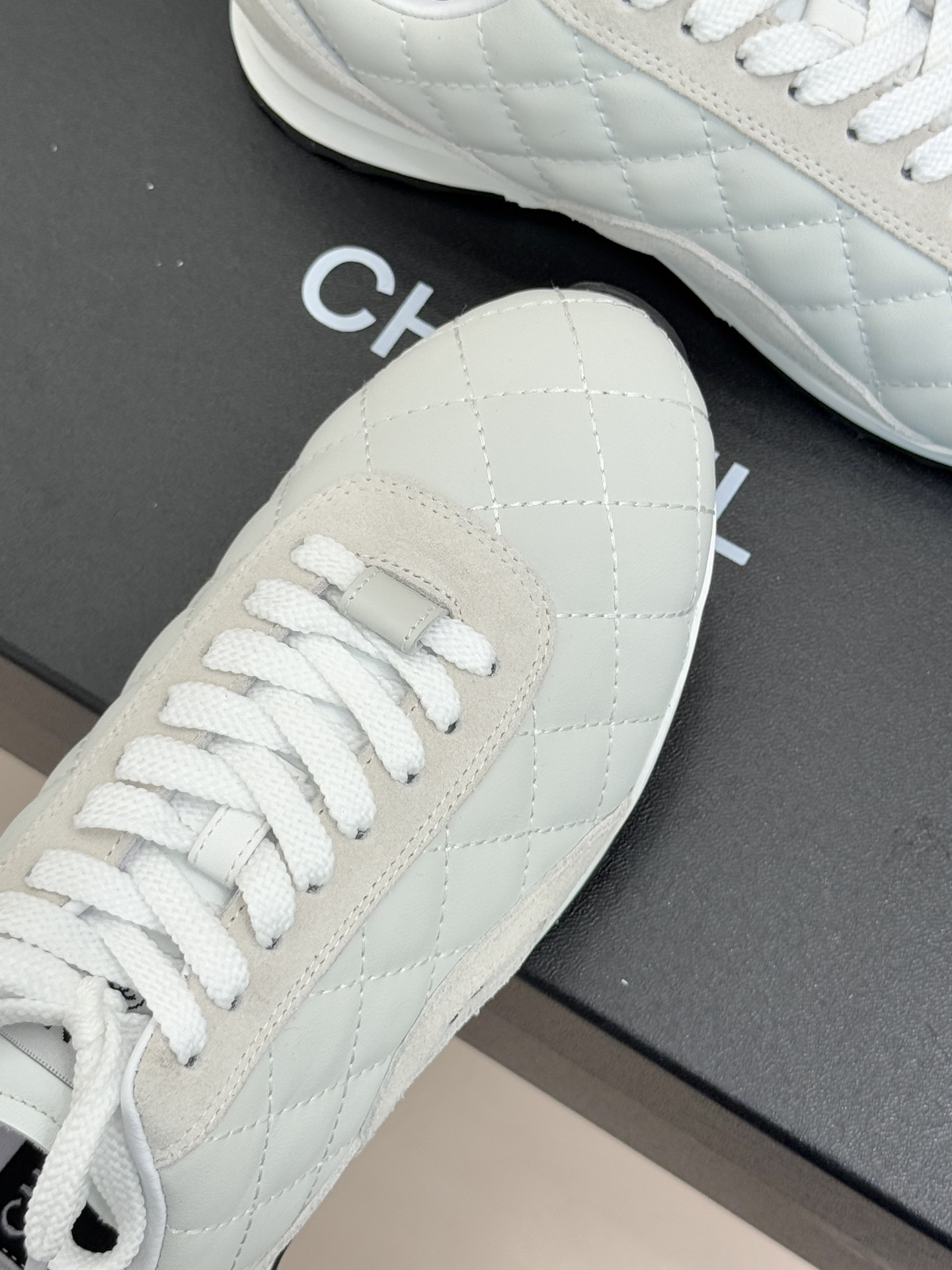 CHANE*｜小香26C新品双C菱格休闲运动鞋这双运动鞋是 26C早春的神作！标志性菱格纹赋予鞋面立体层
