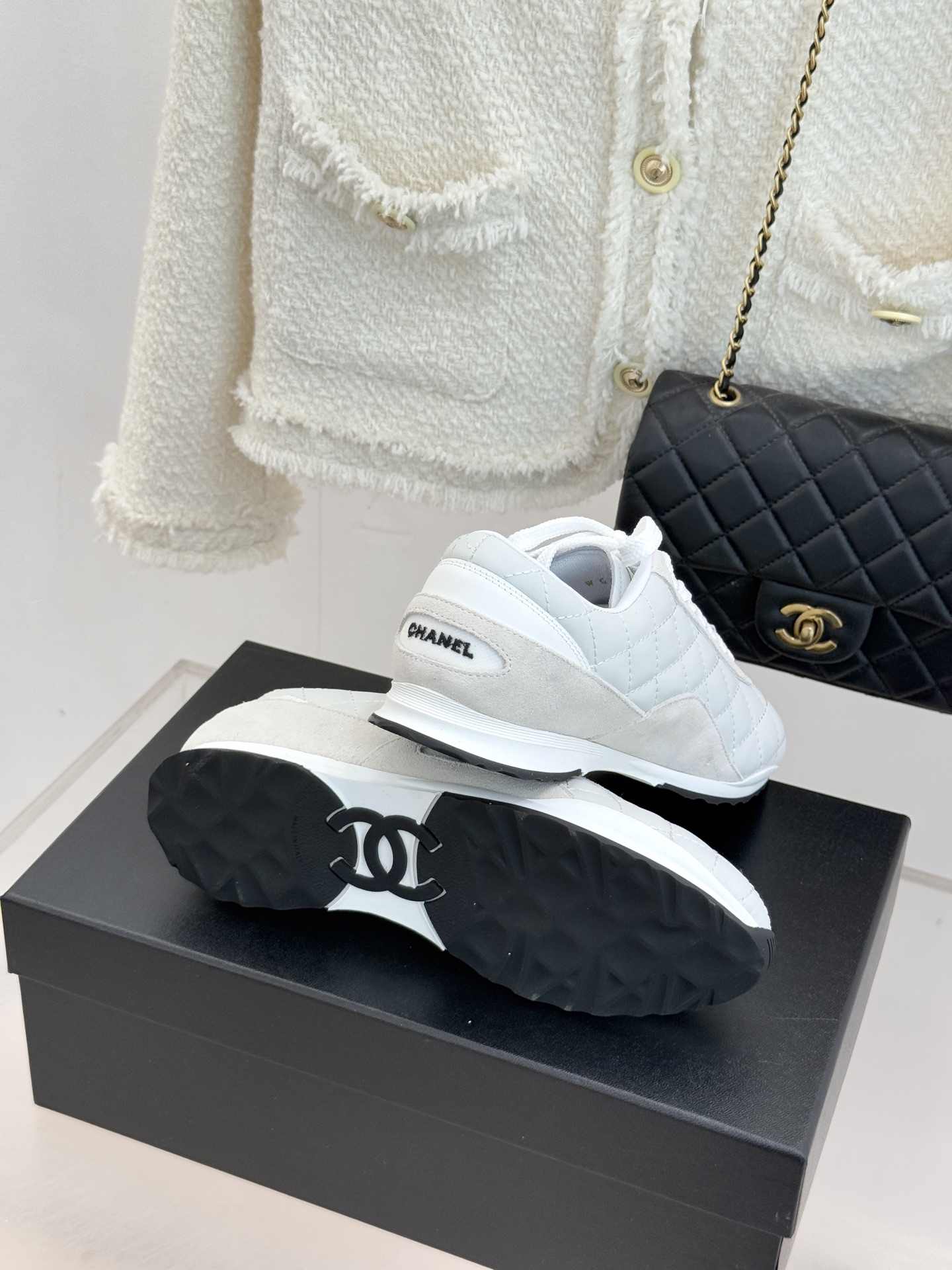 CHANE*｜小香26C新品双C菱格休闲运动鞋这双运动鞋是 26C早春的神作！标志性菱格纹赋予鞋面立体层