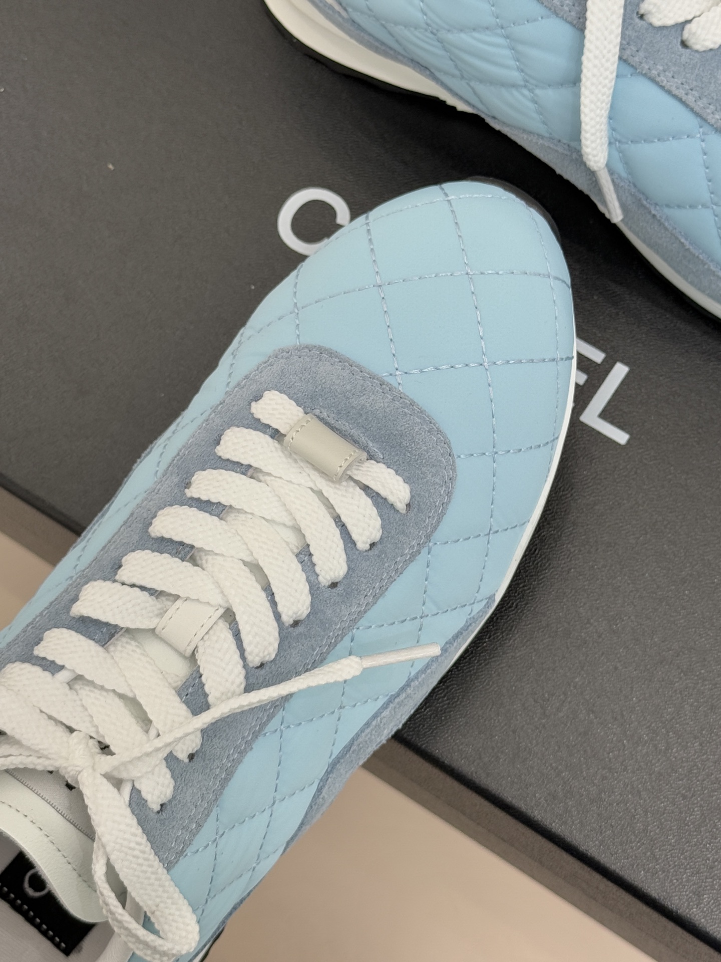 CHANE*｜小香26C新品双C菱格休闲运动鞋这双运动鞋是 26C早春的神作！标志性菱格纹赋予鞋面立体层