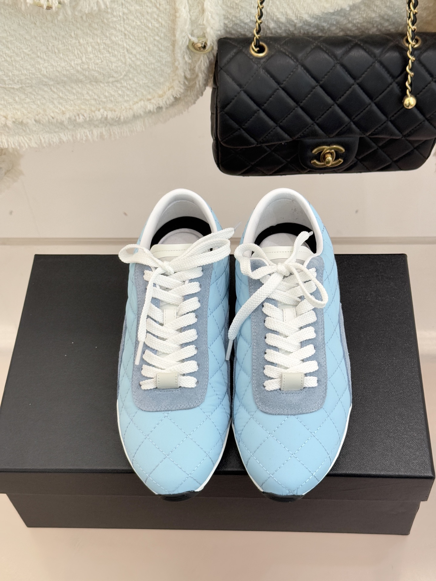 CHANE*｜小香26C新品双C菱格休闲运动鞋这双运动鞋是 26C早春的神作！标志性菱格纹赋予鞋面立体层