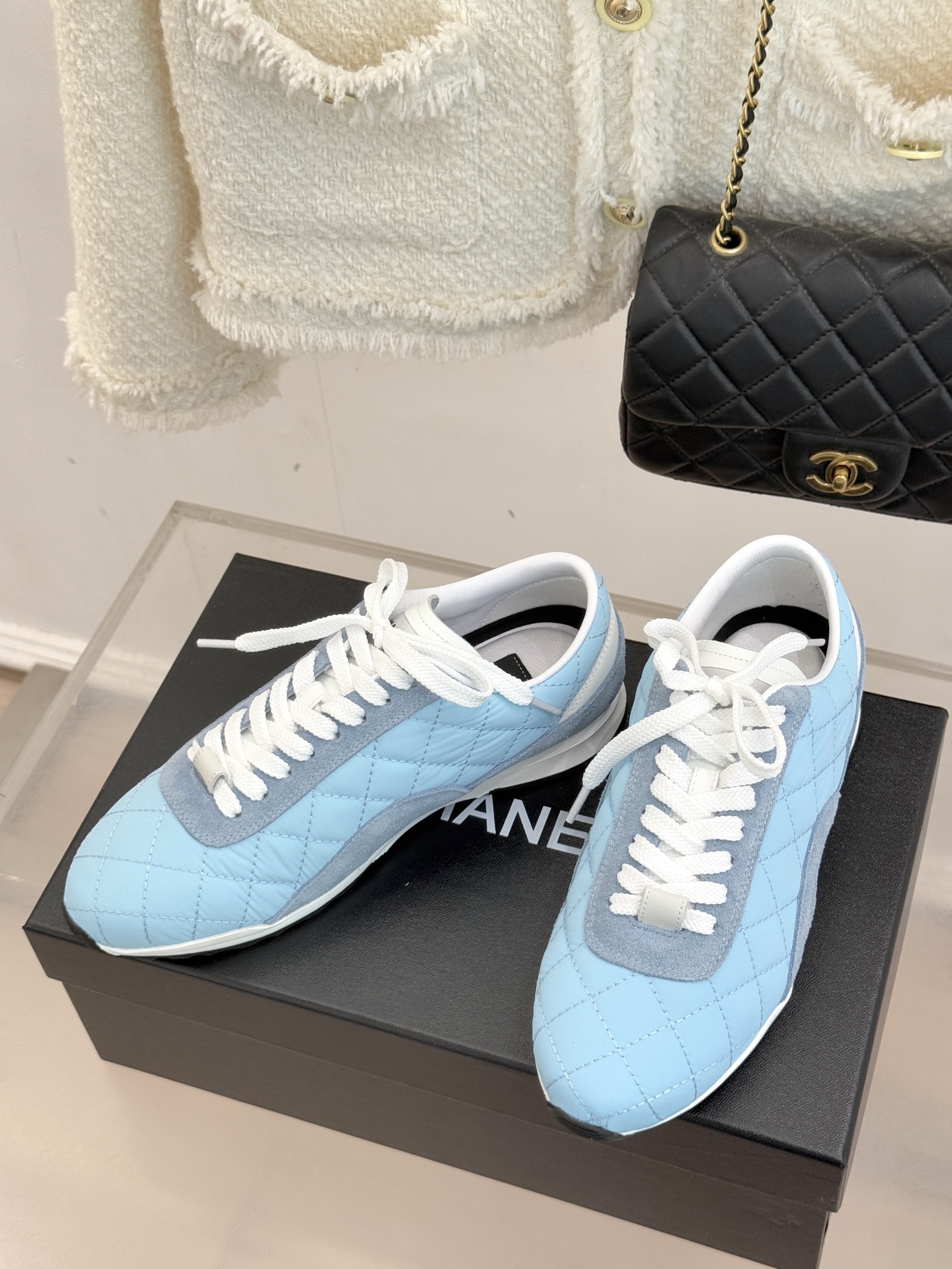 CHANE*｜小香26C新品双C菱格休闲运动鞋这双运动鞋是 26C早春的神作！标志性菱格纹赋予鞋面立体层