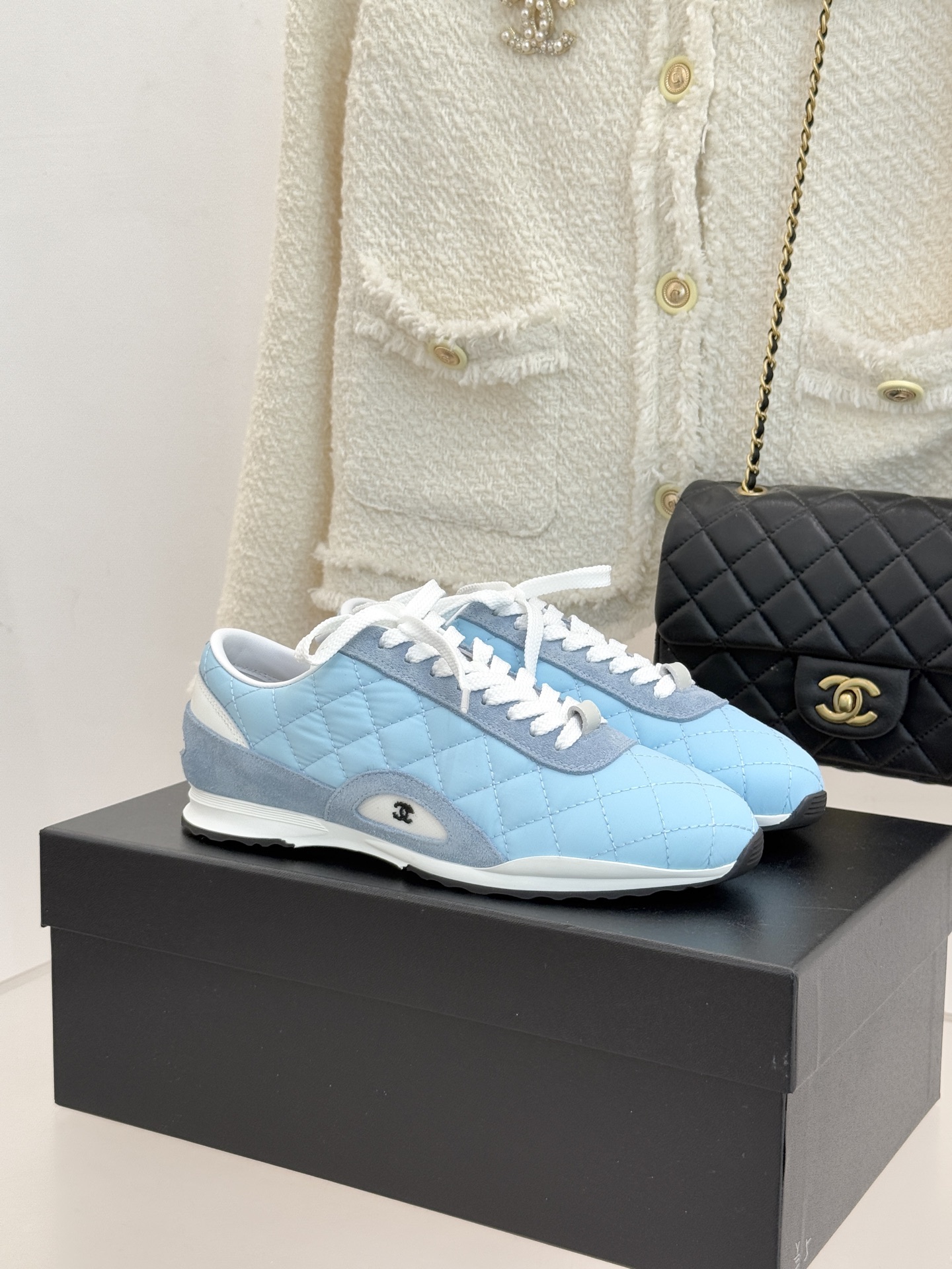 CHANE*｜小香26C新品双C菱格休闲运动鞋这双运动鞋是 26C早春的神作！标志性菱格纹赋予鞋面立体层