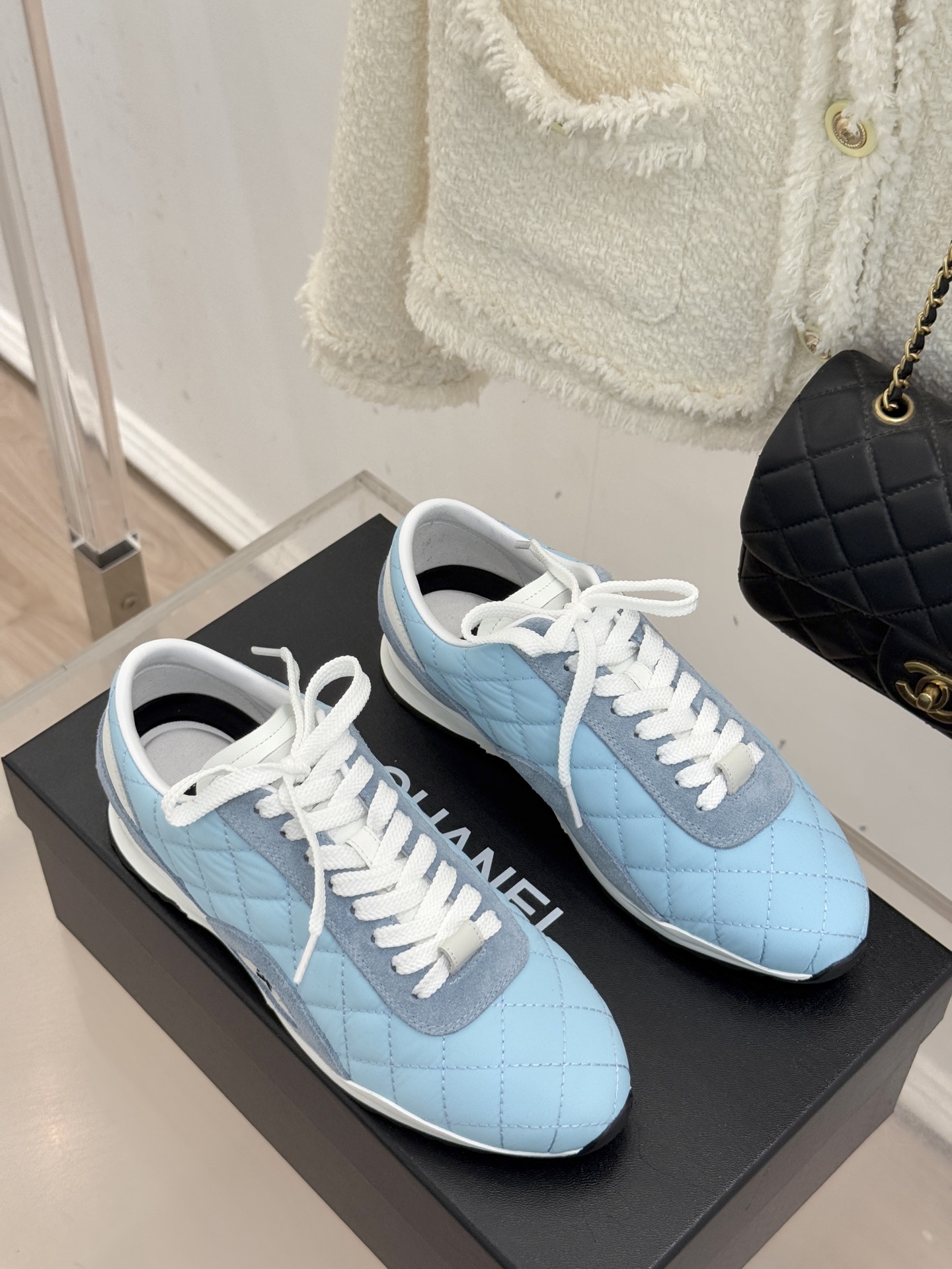 CHANE*｜小香26C新品双C菱格休闲运动鞋这双运动鞋是 26C早春的神作！标志性菱格纹赋予鞋面立体层