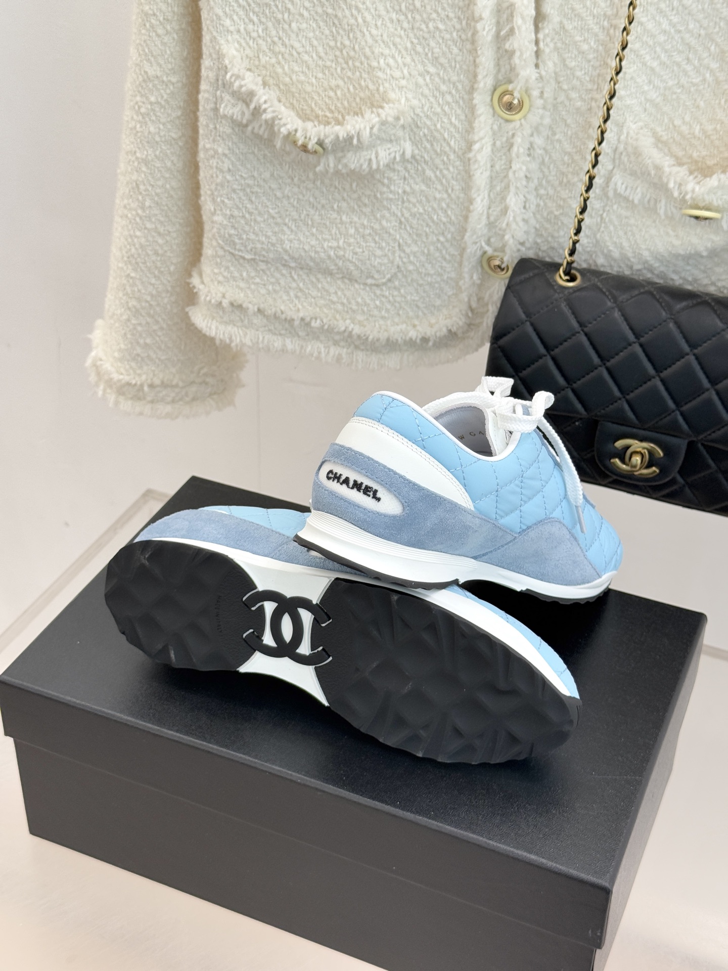 CHANE*｜小香26C新品双C菱格休闲运动鞋这双运动鞋是 26C早春的神作！标志性菱格纹赋予鞋面立体层