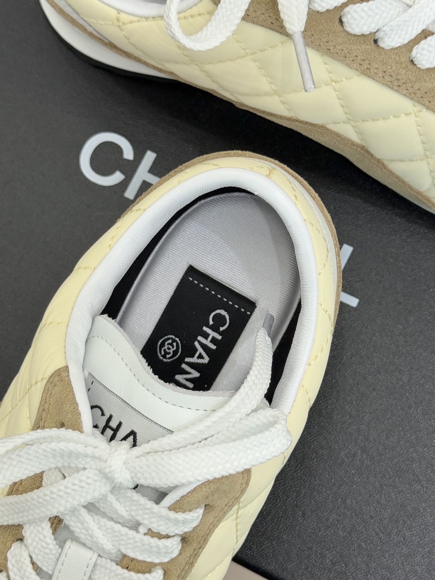CHANE*｜小香26C新品双C菱格休闲运动鞋这双运动鞋是 26C早春的神作！标志性菱格纹赋予鞋面立体层
