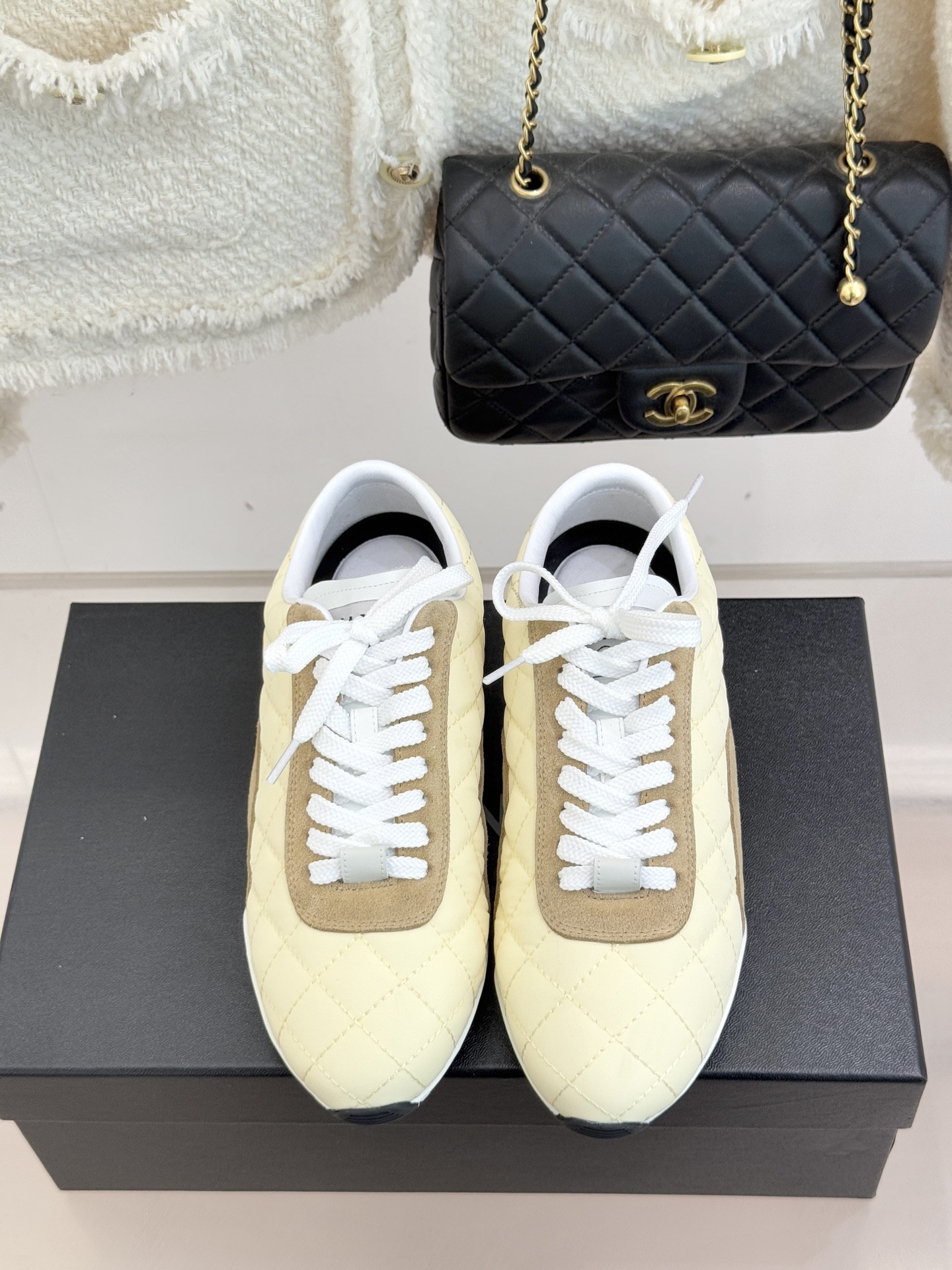 CHANE*｜小香26C新品双C菱格休闲运动鞋这双运动鞋是 26C早春的神作！标志性菱格纹赋予鞋面立体层