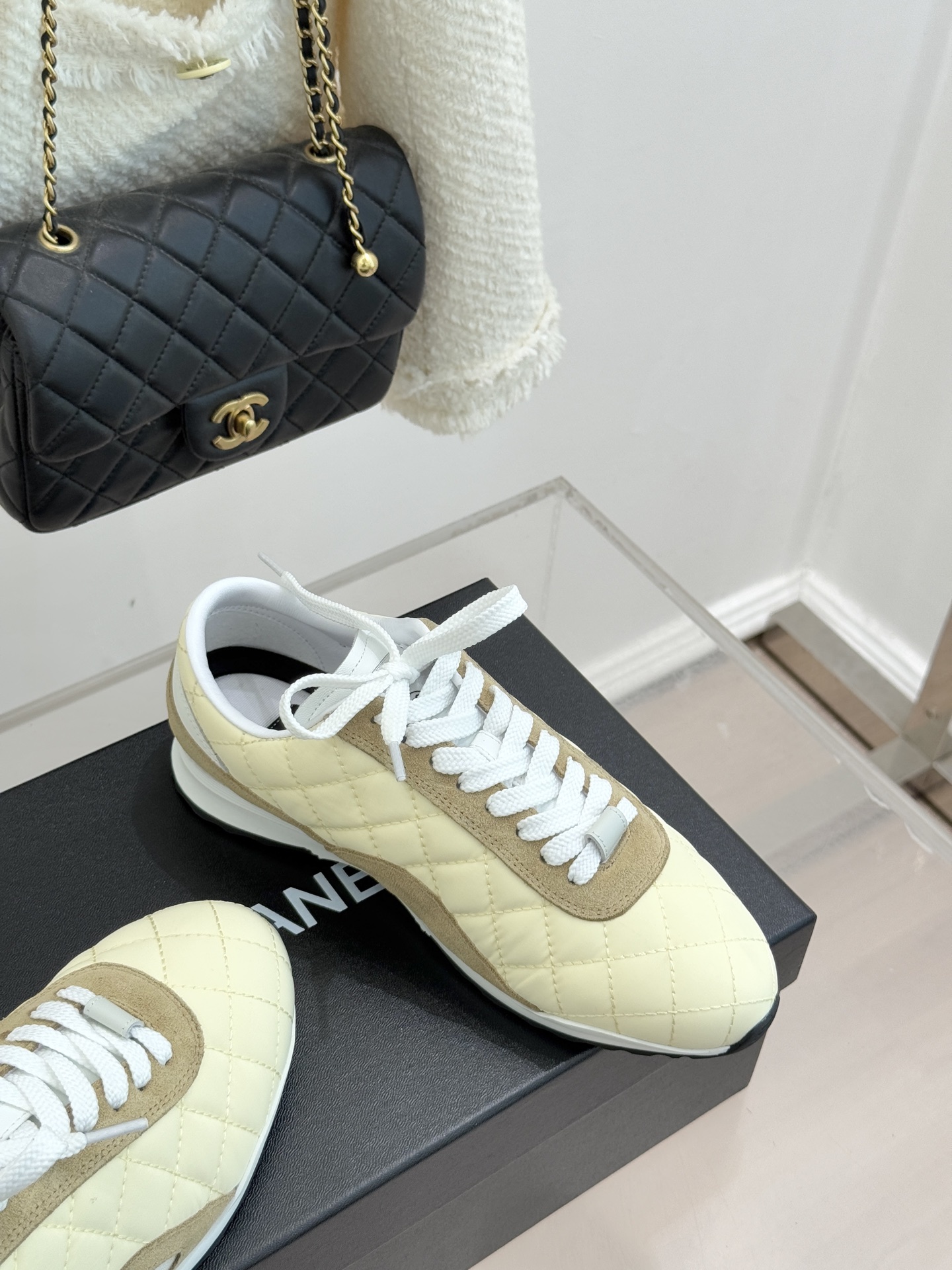 CHANE*｜小香26C新品双C菱格休闲运动鞋这双运动鞋是 26C早春的神作！标志性菱格纹赋予鞋面立体层