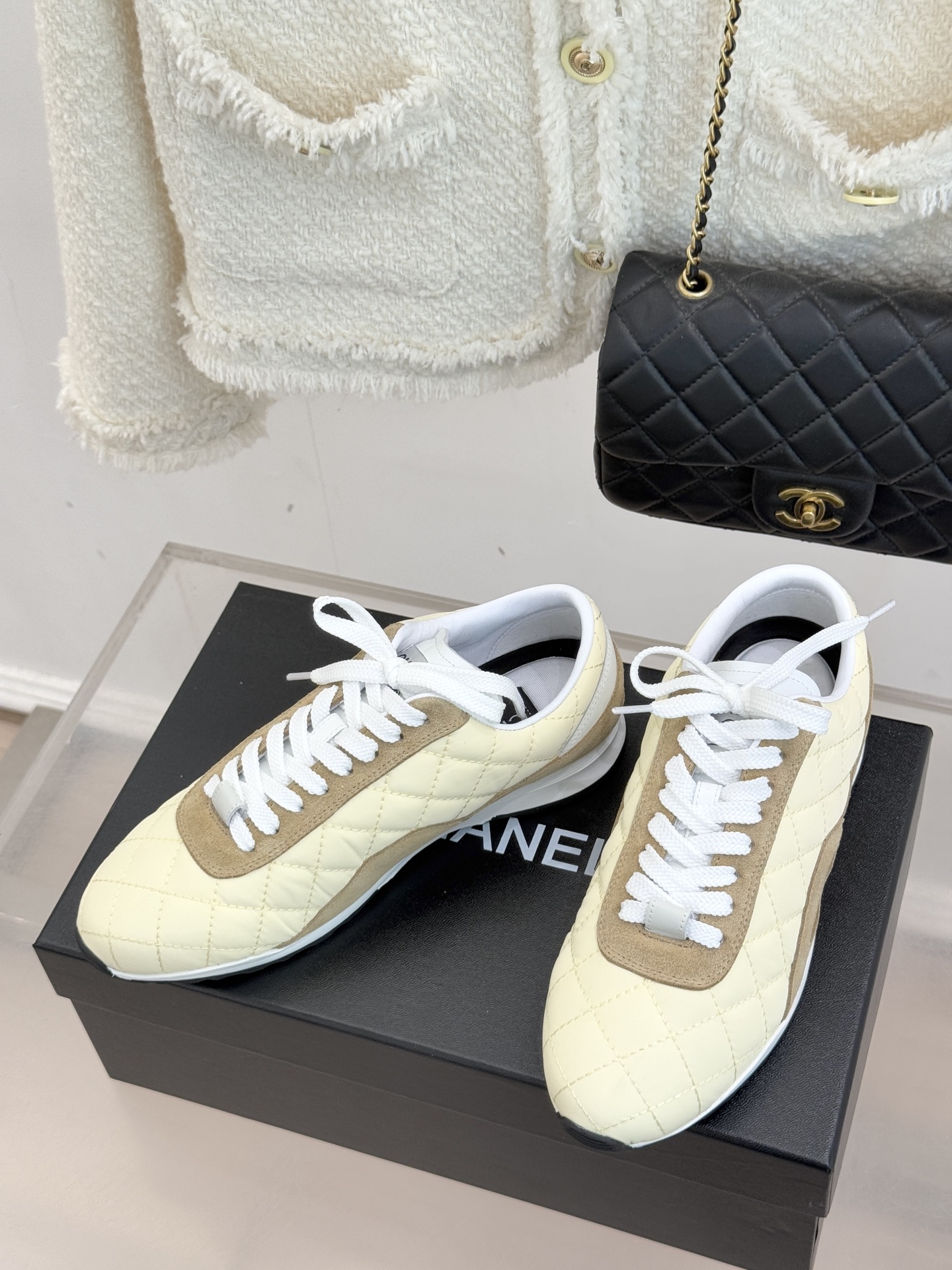 CHANE*｜小香26C新品双C菱格休闲运动鞋这双运动鞋是 26C早春的神作！标志性菱格纹赋予鞋面立体层