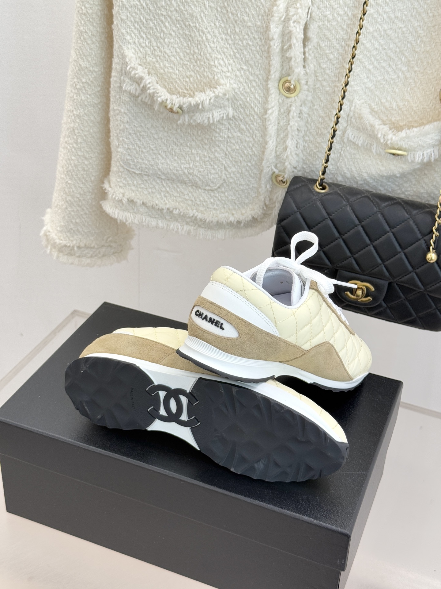 CHANE*｜小香26C新品双C菱格休闲运动鞋这双运动鞋是 26C早春的神作！标志性菱格纹赋予鞋面立体层