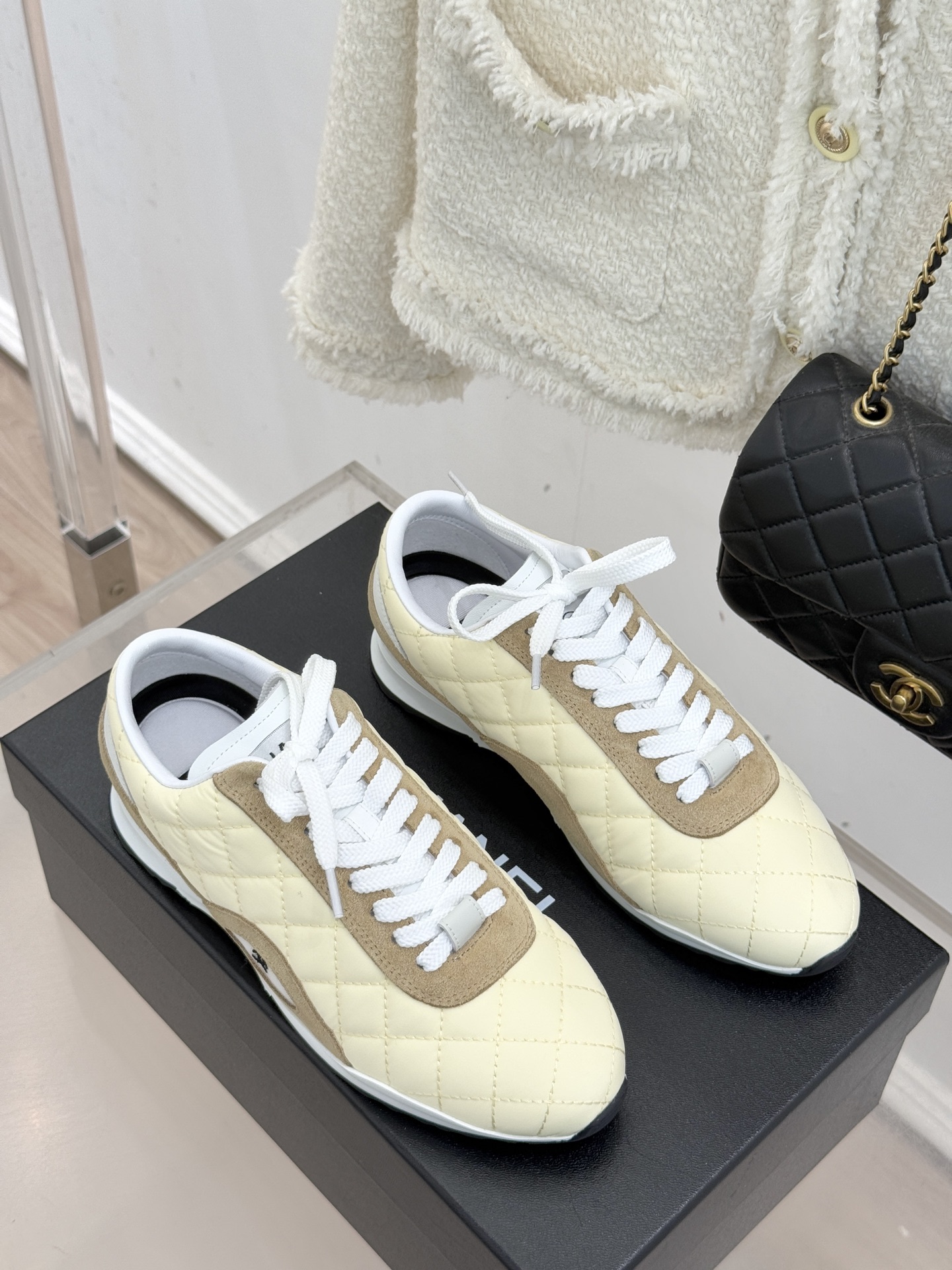 CHANE*｜小香26C新品双C菱格休闲运动鞋这双运动鞋是 26C早春的神作！标志性菱格纹赋予鞋面立体层