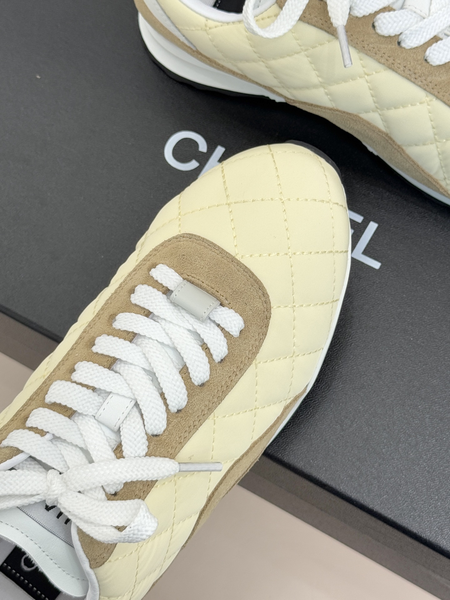 CHANE*｜小香26C新品双C菱格休闲运动鞋这双运动鞋是 26C早春的神作！标志性菱格纹赋予鞋面立体层